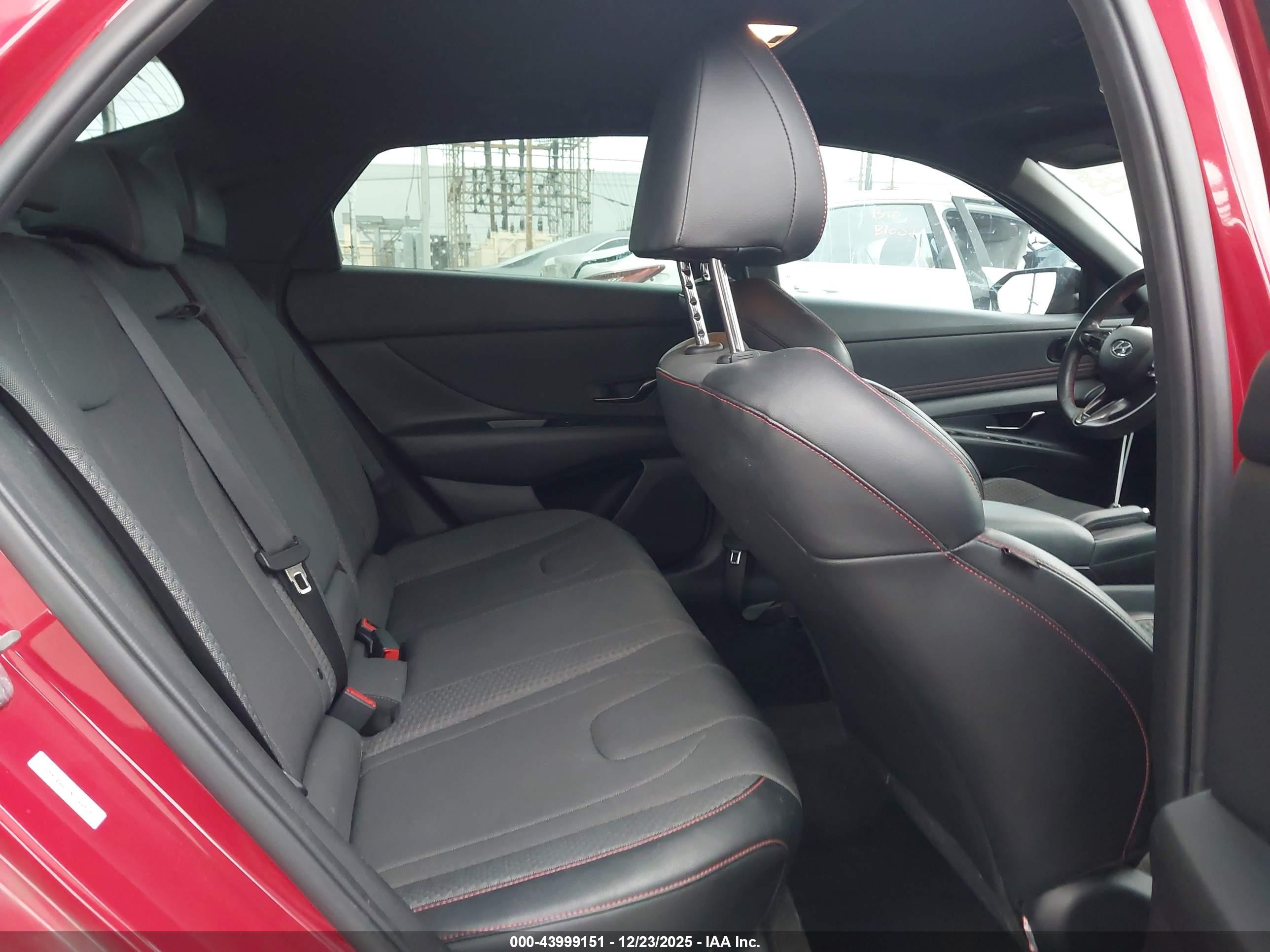 HYUNDAI ELANTRA image 8