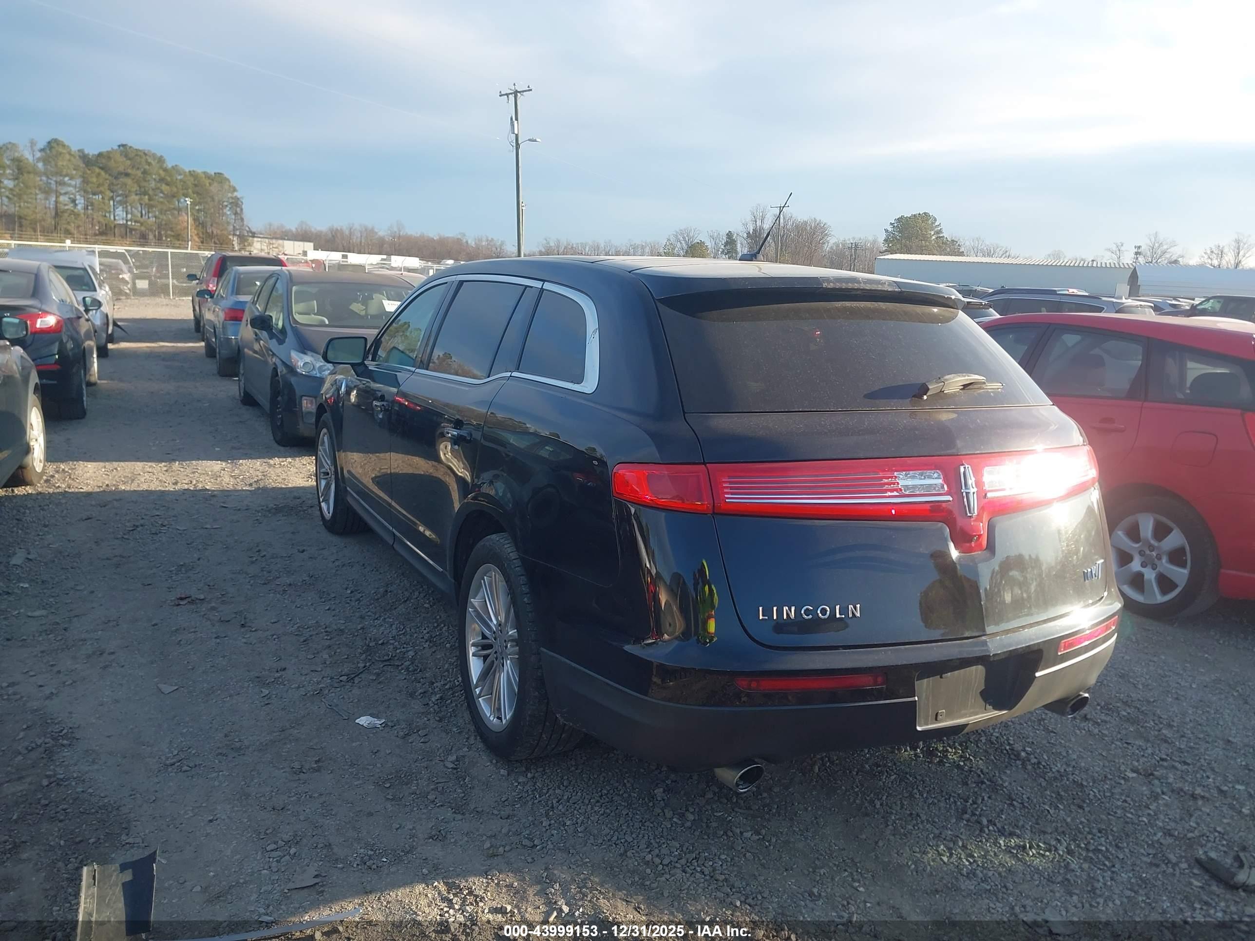 LINCOLN MKT image 3