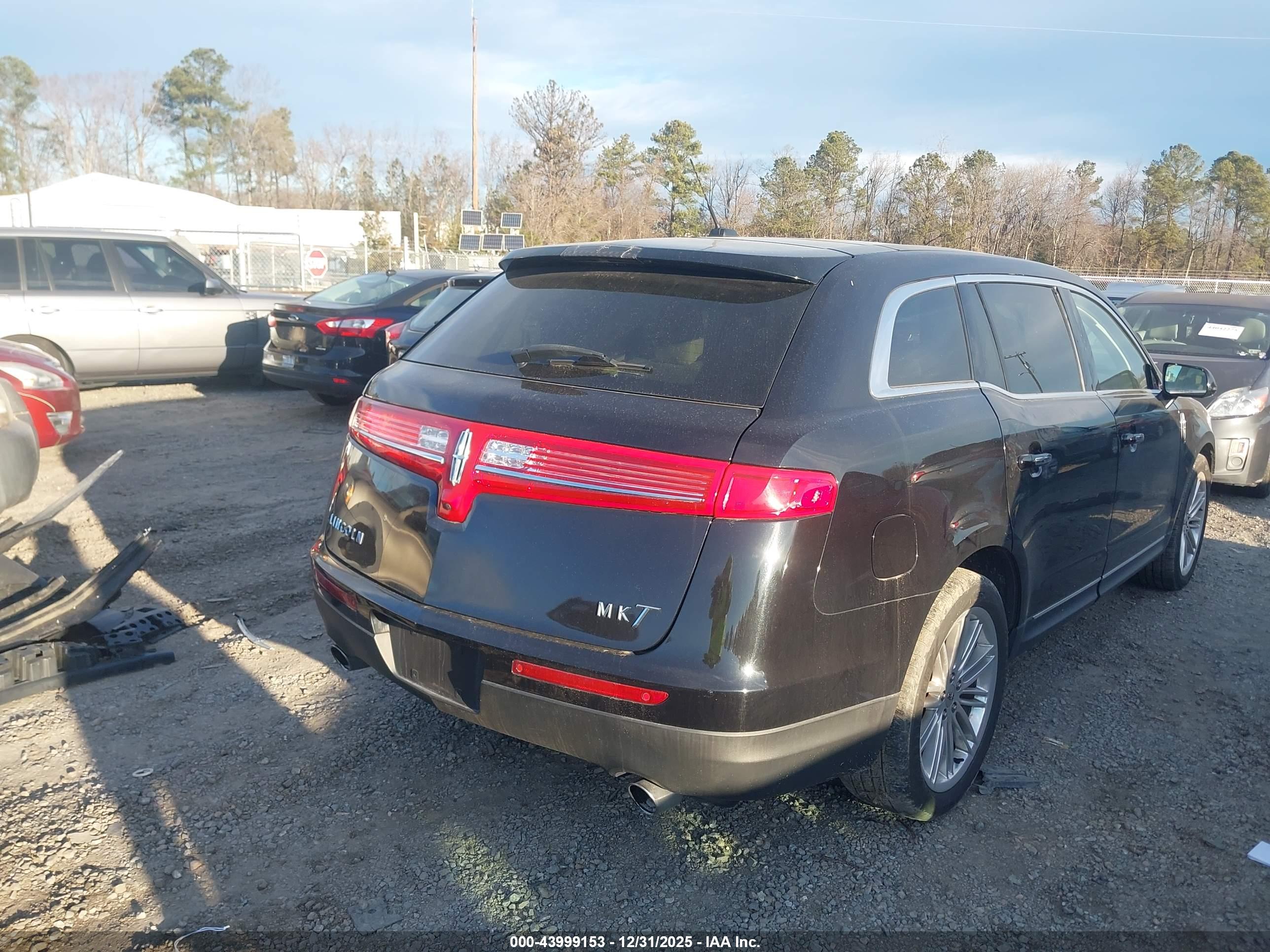 LINCOLN MKT image 4