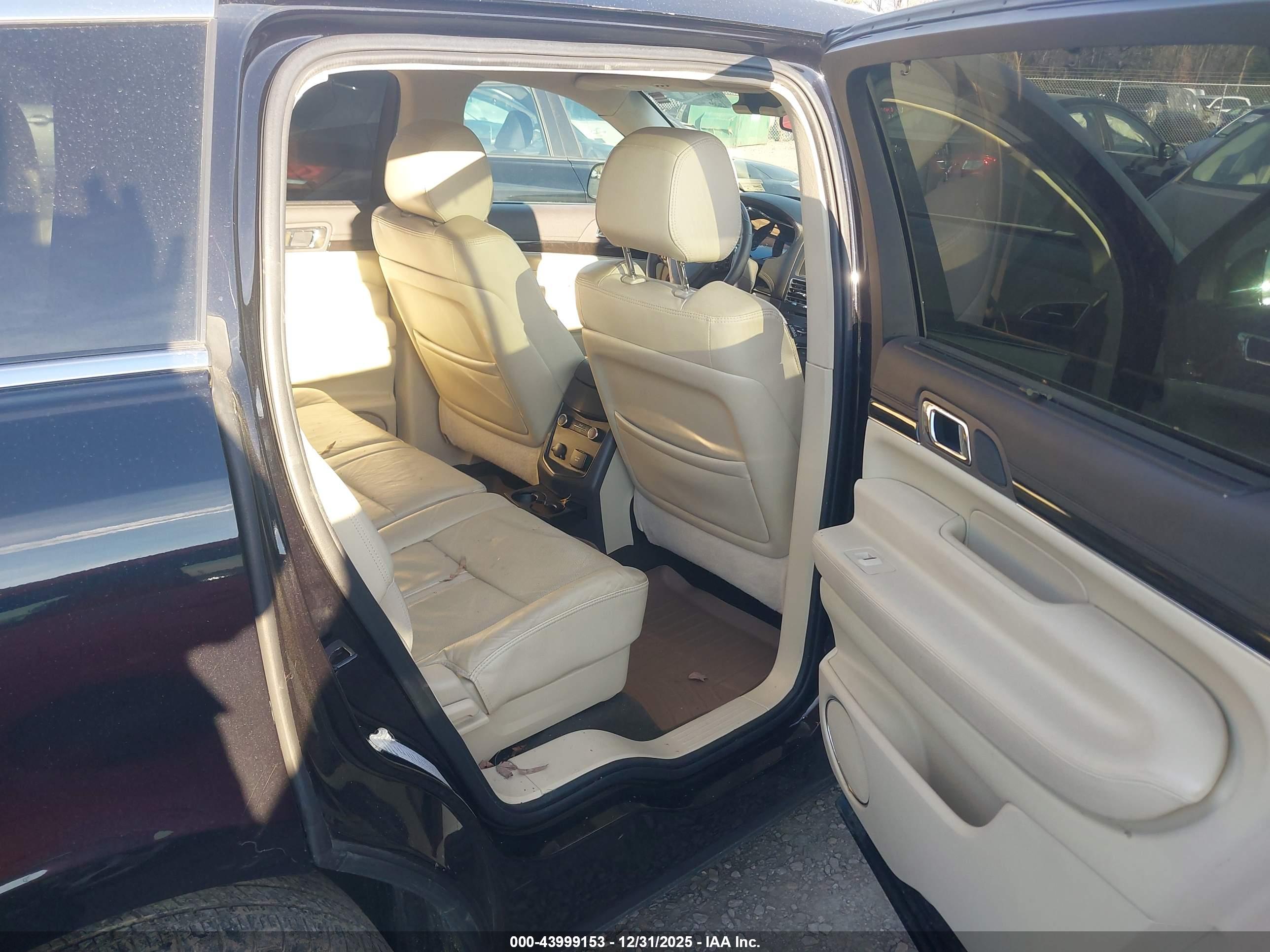 LINCOLN MKT image 8