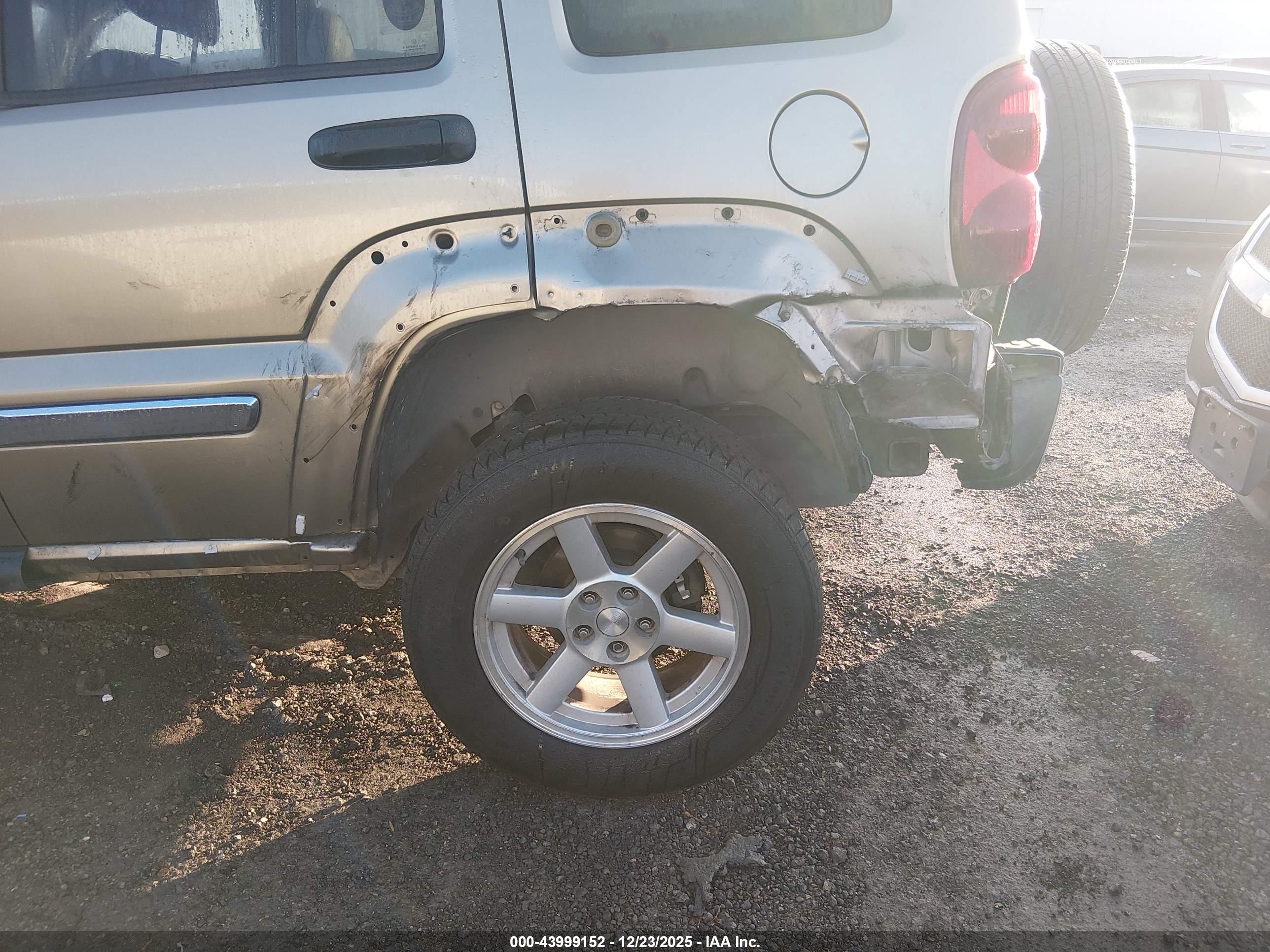 JEEP LIBERTY image 6
