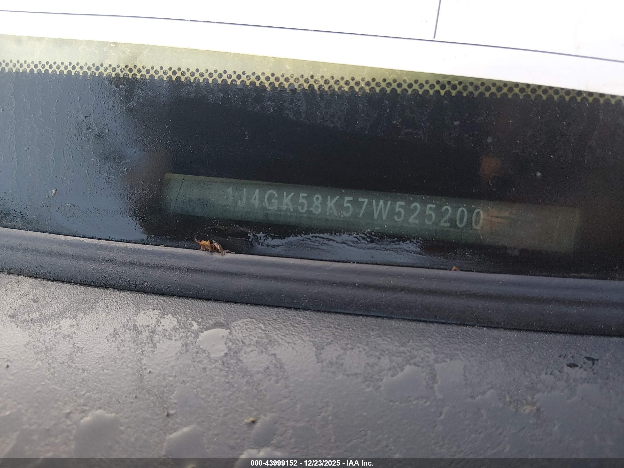 JEEP LIBERTY image 9