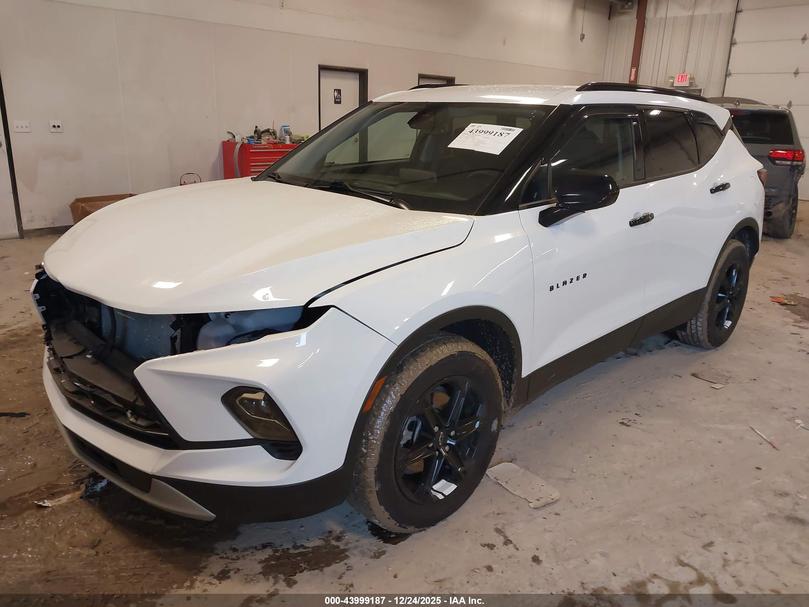 CHEVROLET BLAZER image 2