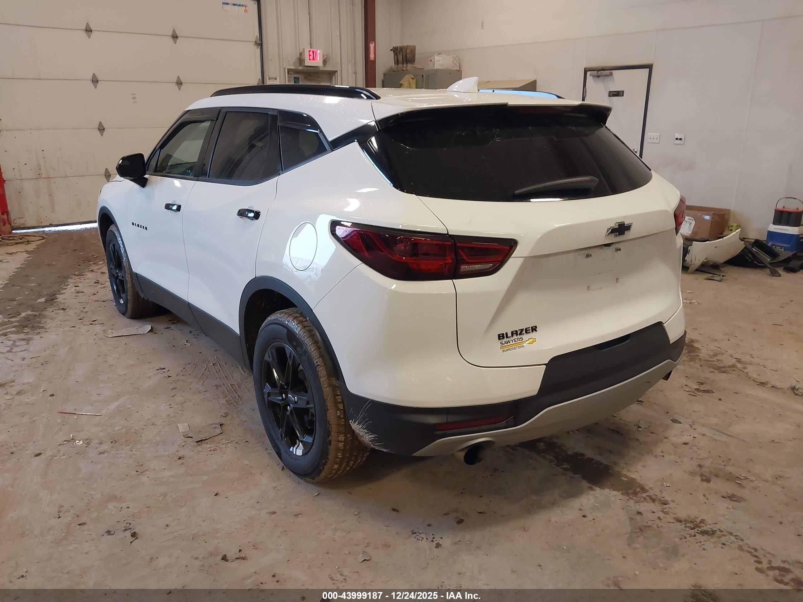 CHEVROLET BLAZER image 3