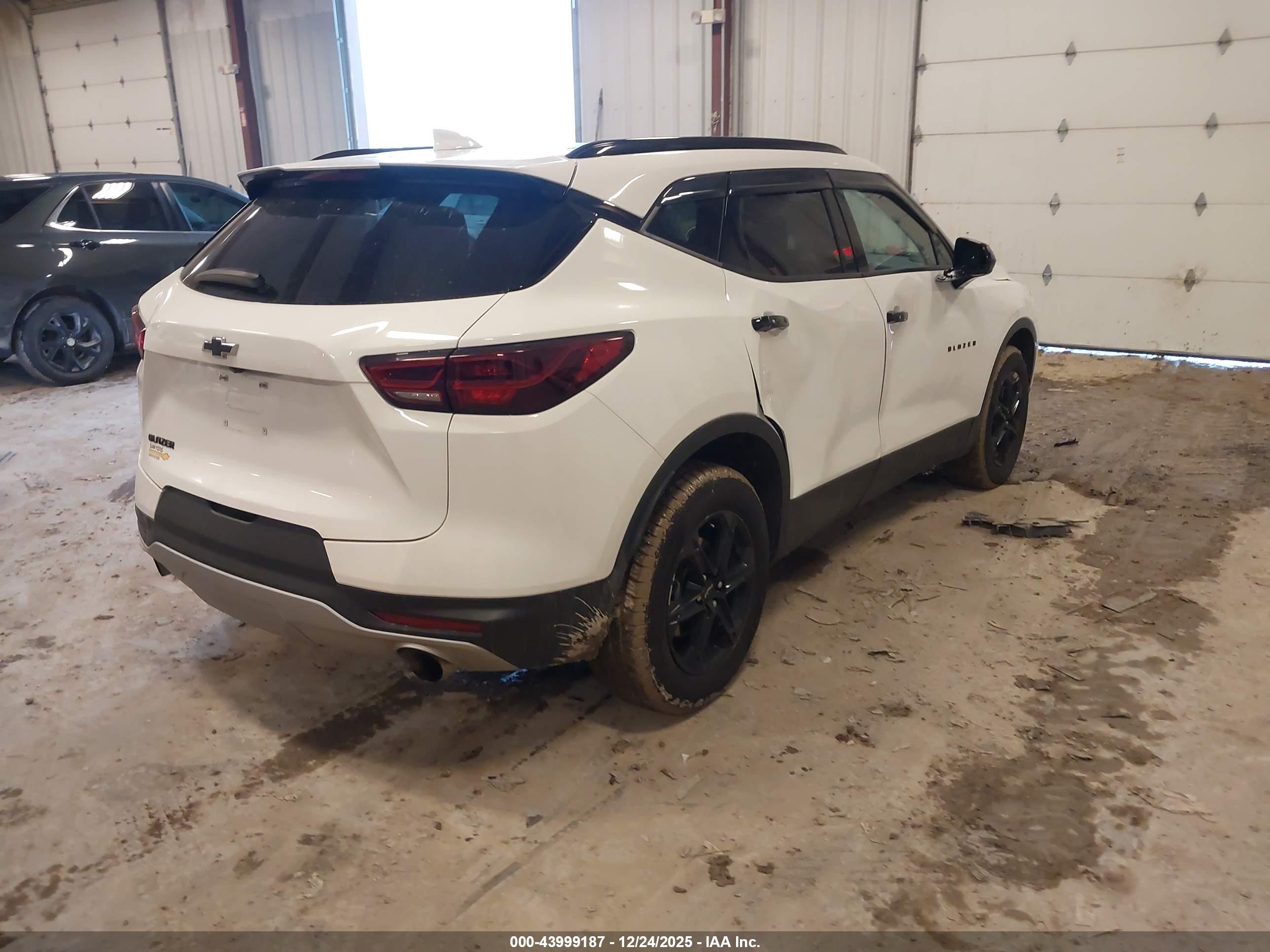 CHEVROLET BLAZER image 4