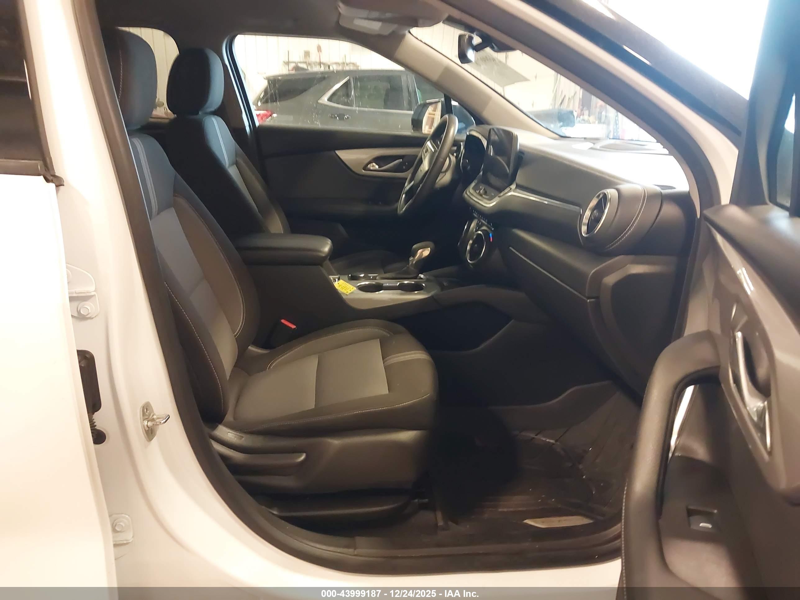CHEVROLET BLAZER image 5