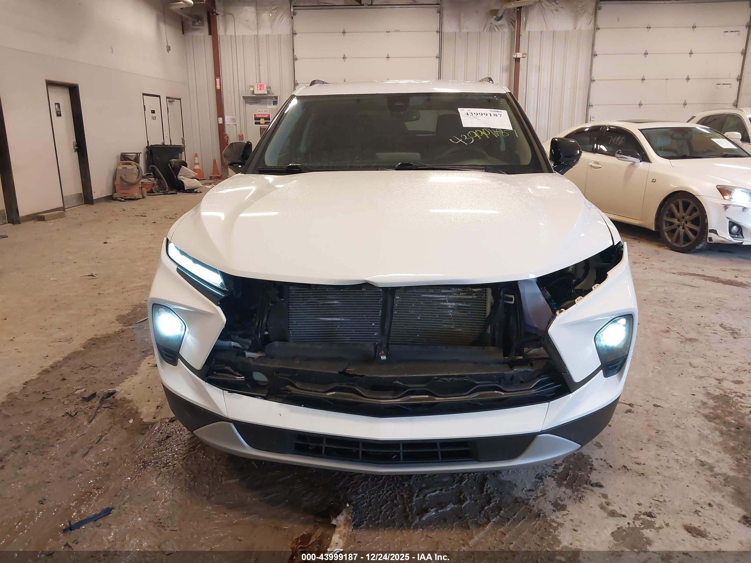 CHEVROLET BLAZER image 6