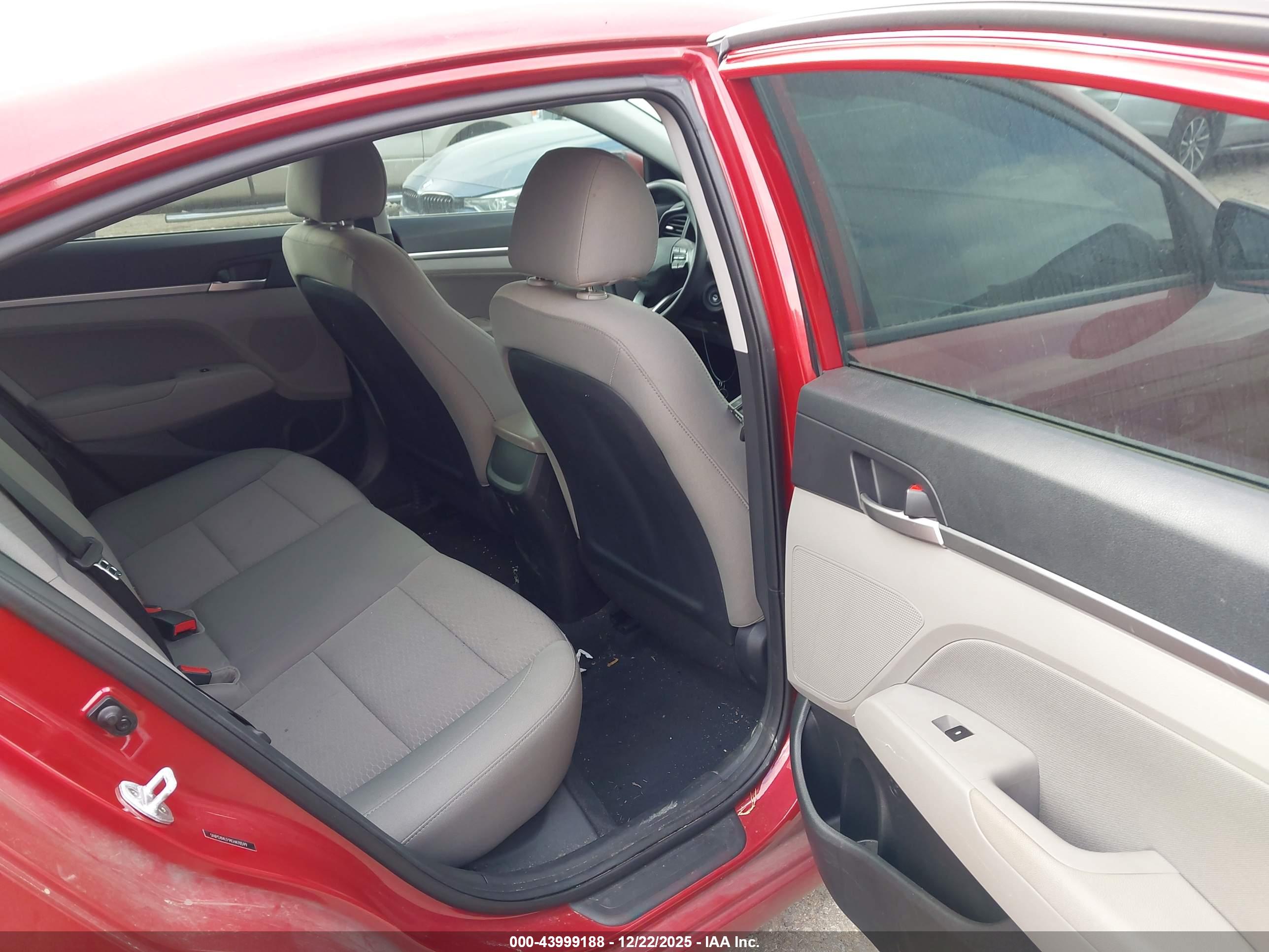 HYUNDAI ELANTRA image 8