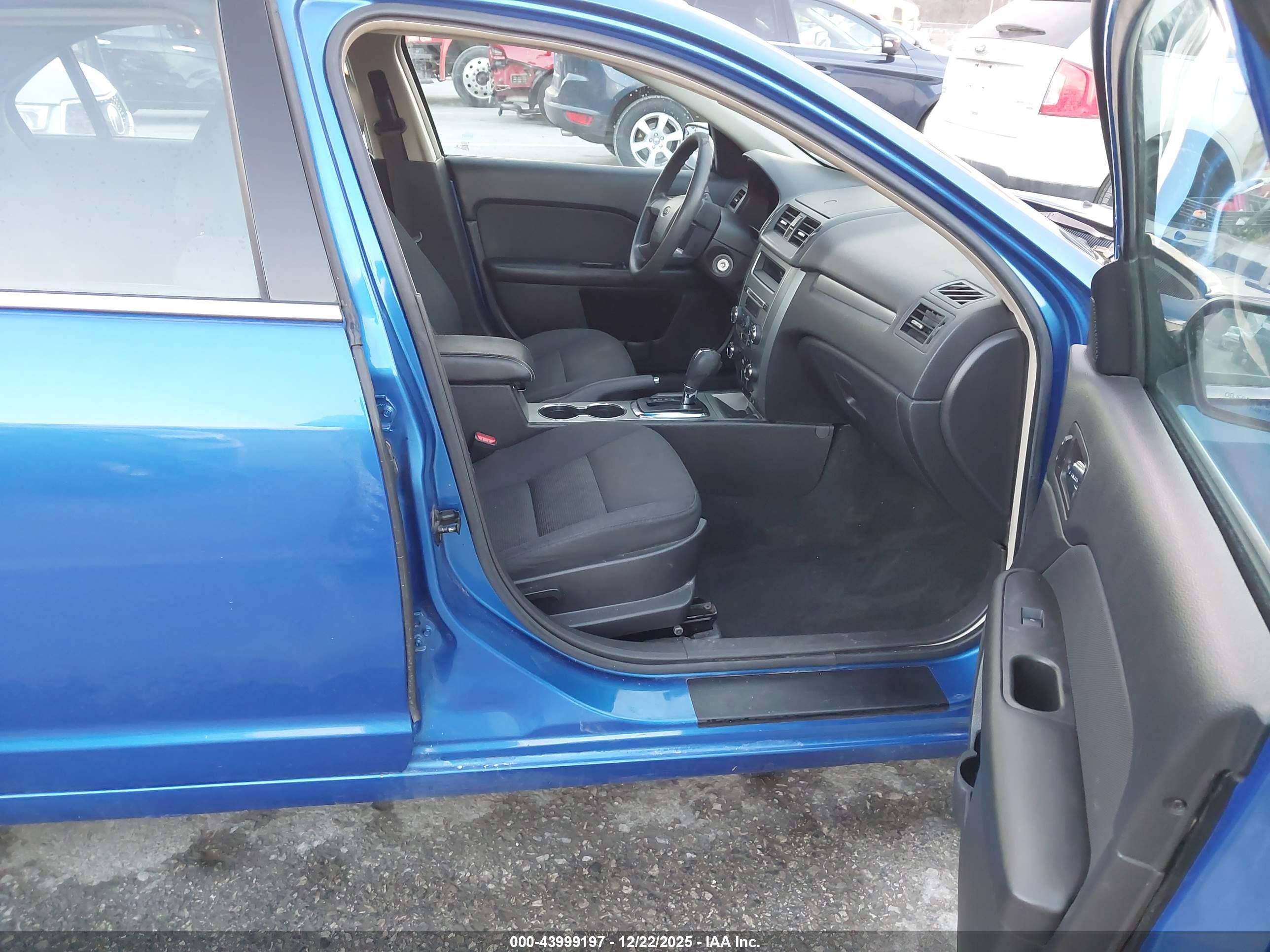 FORD FUSION image 5