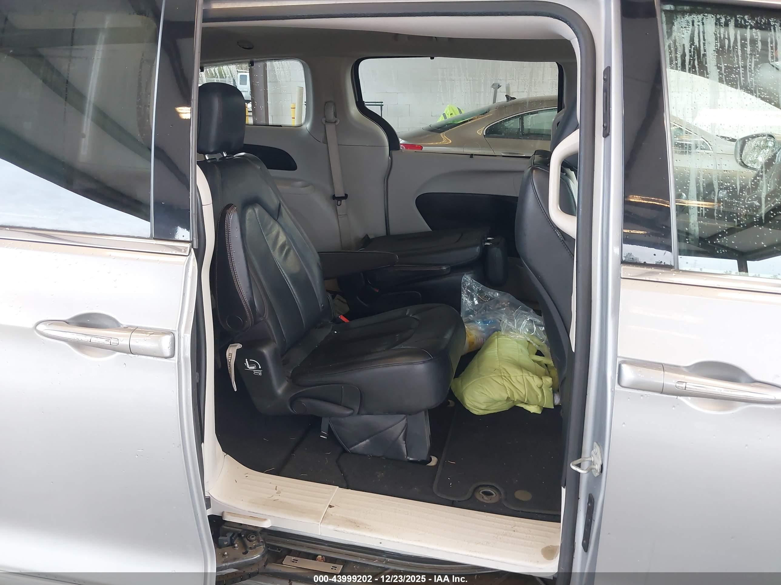 CHRYSLER PACIFICA image 8