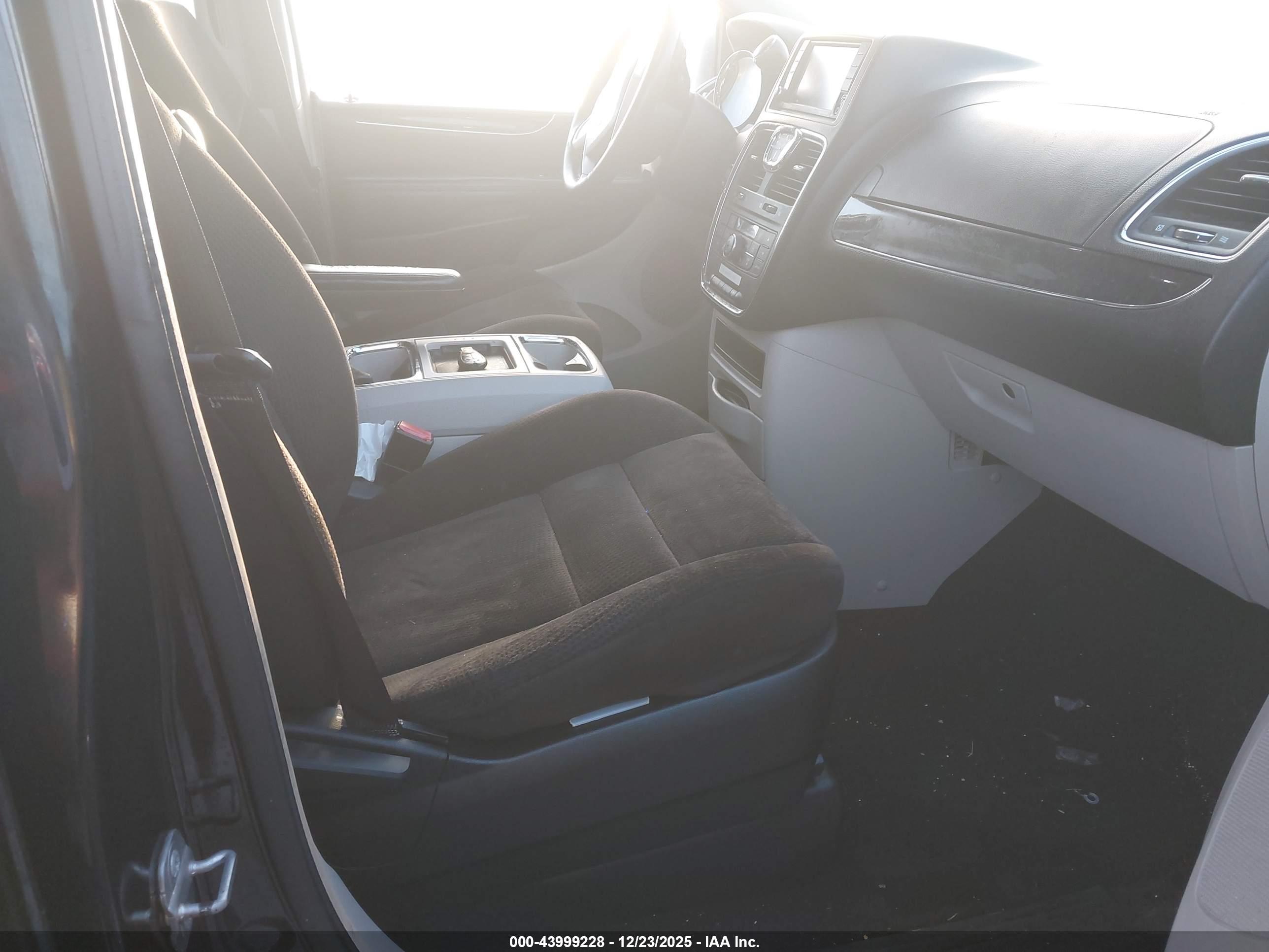 CHRYSLER TOWN image 5