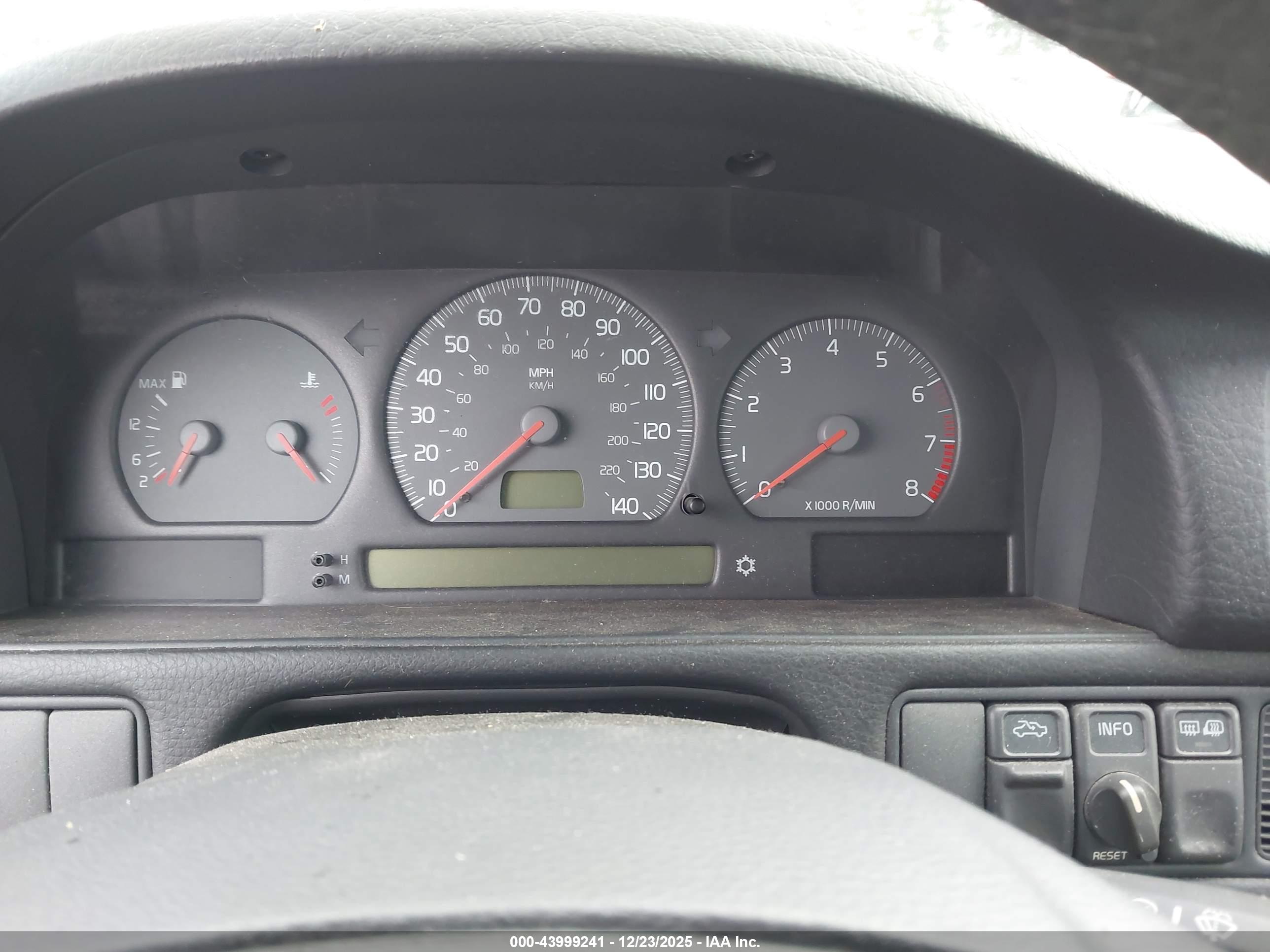 VOLVO V70 image 7
