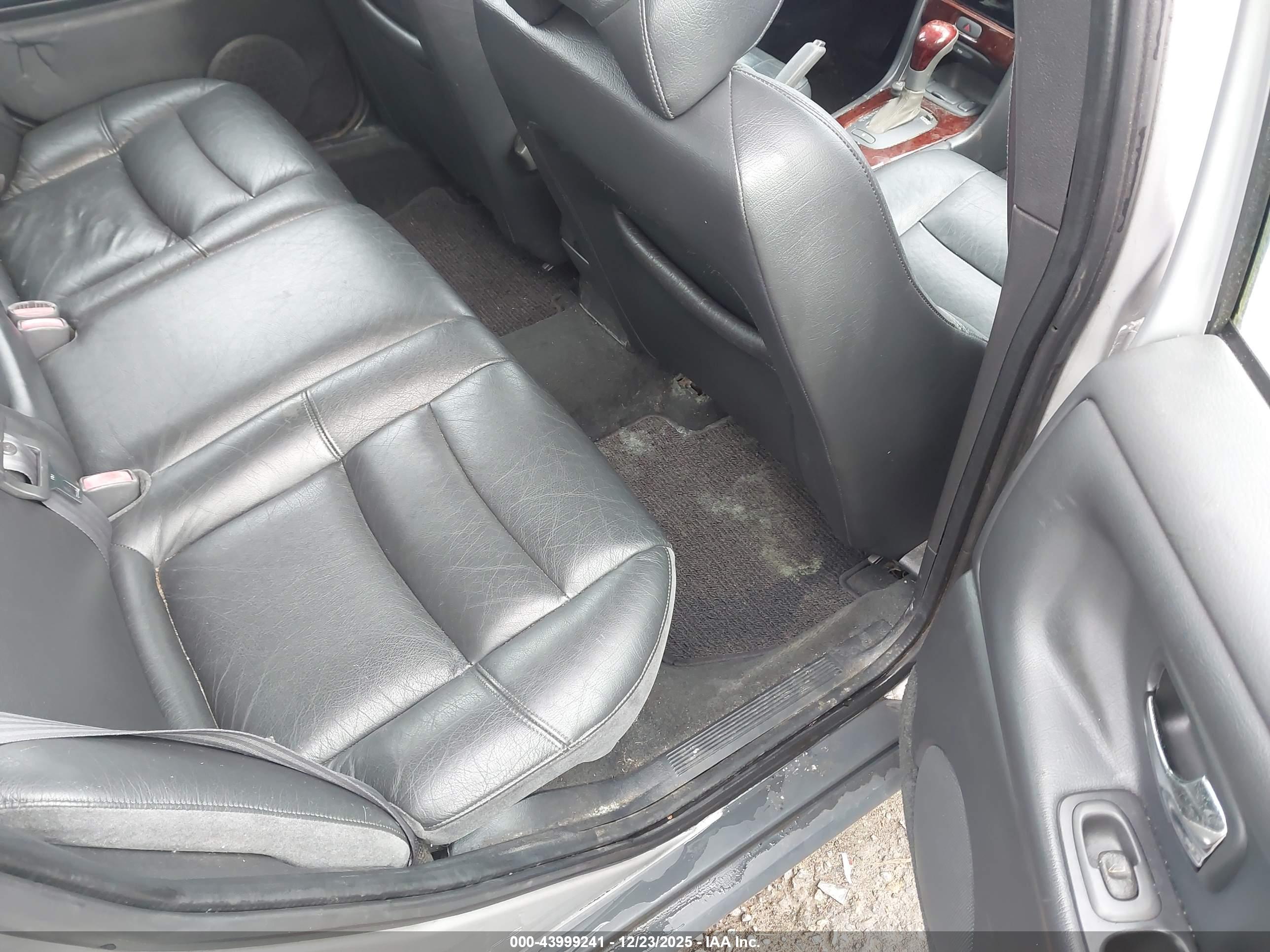 VOLVO V70 image 8