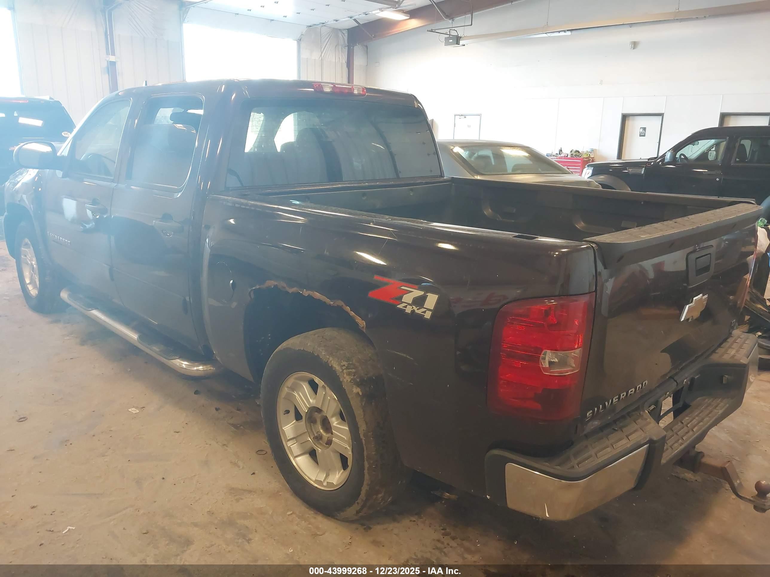 CHEVROLET SILVERADO image 3