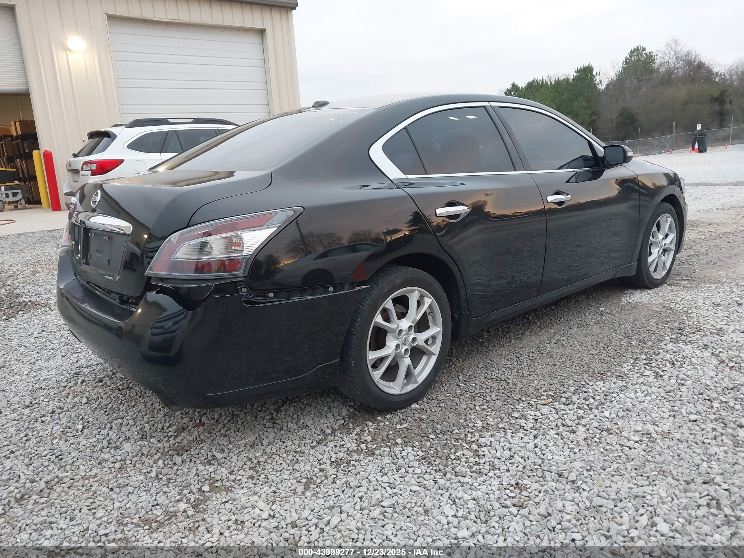 NISSAN MAXIMA image 4