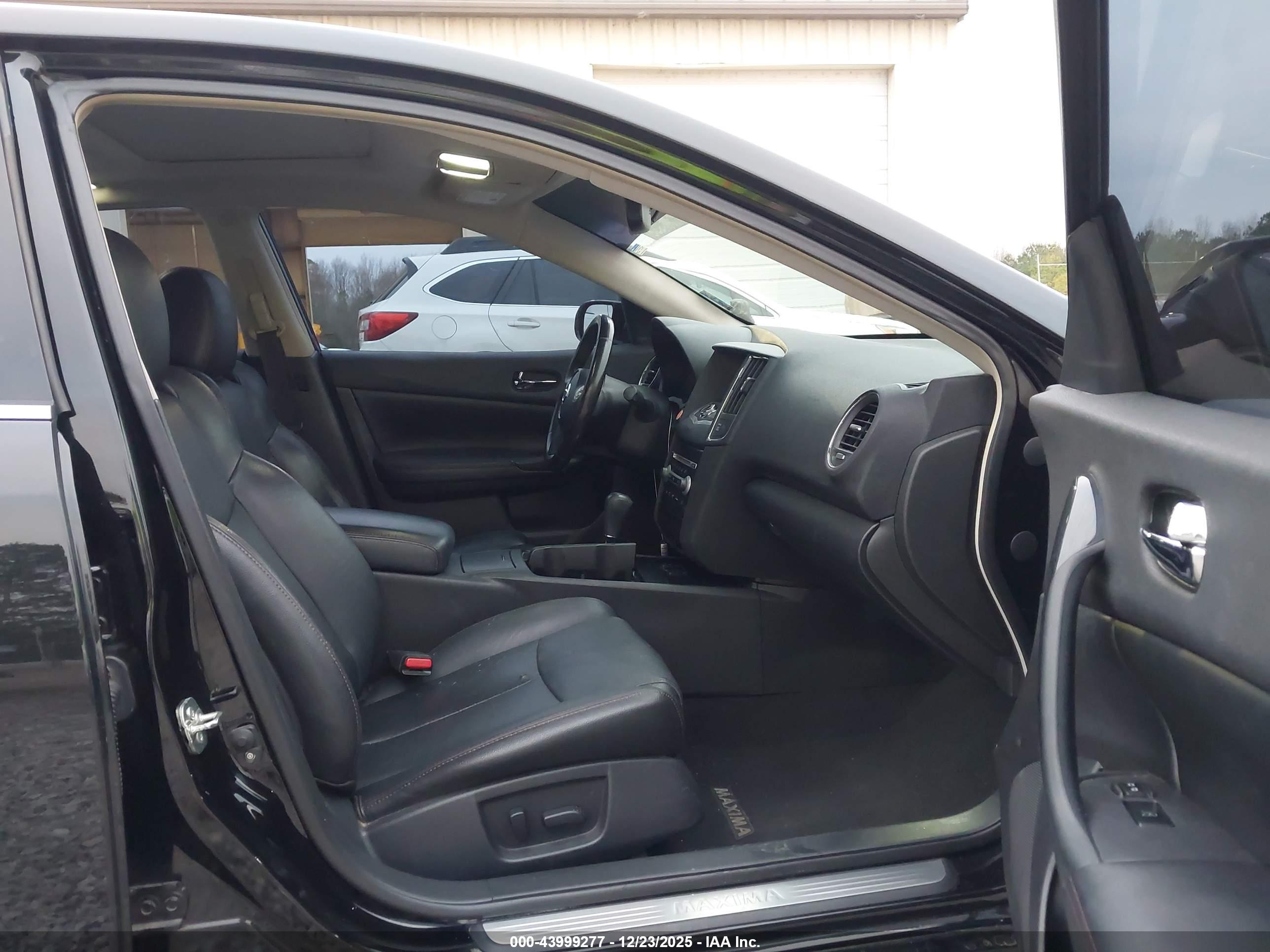 NISSAN MAXIMA image 5