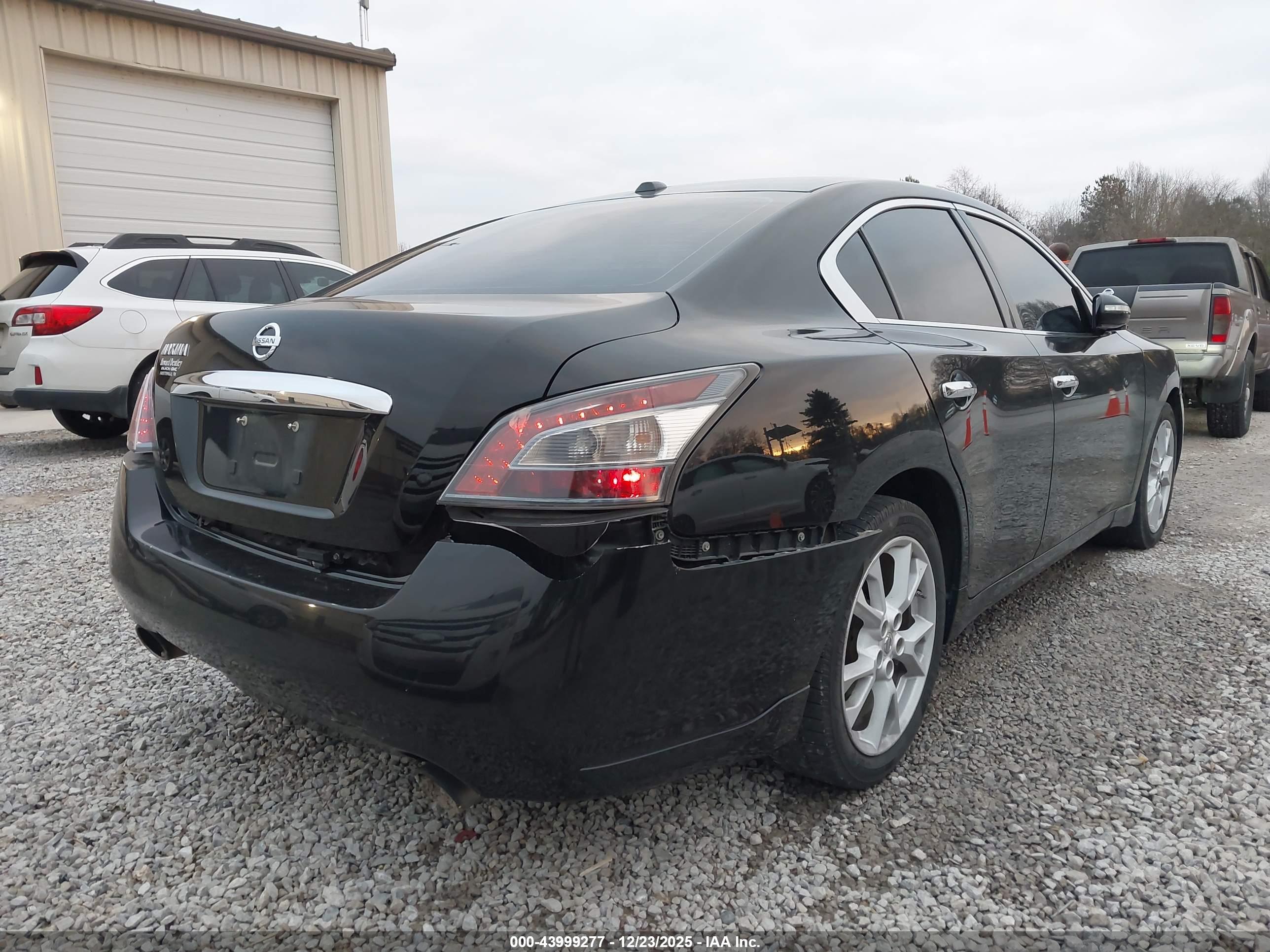 NISSAN MAXIMA image 6