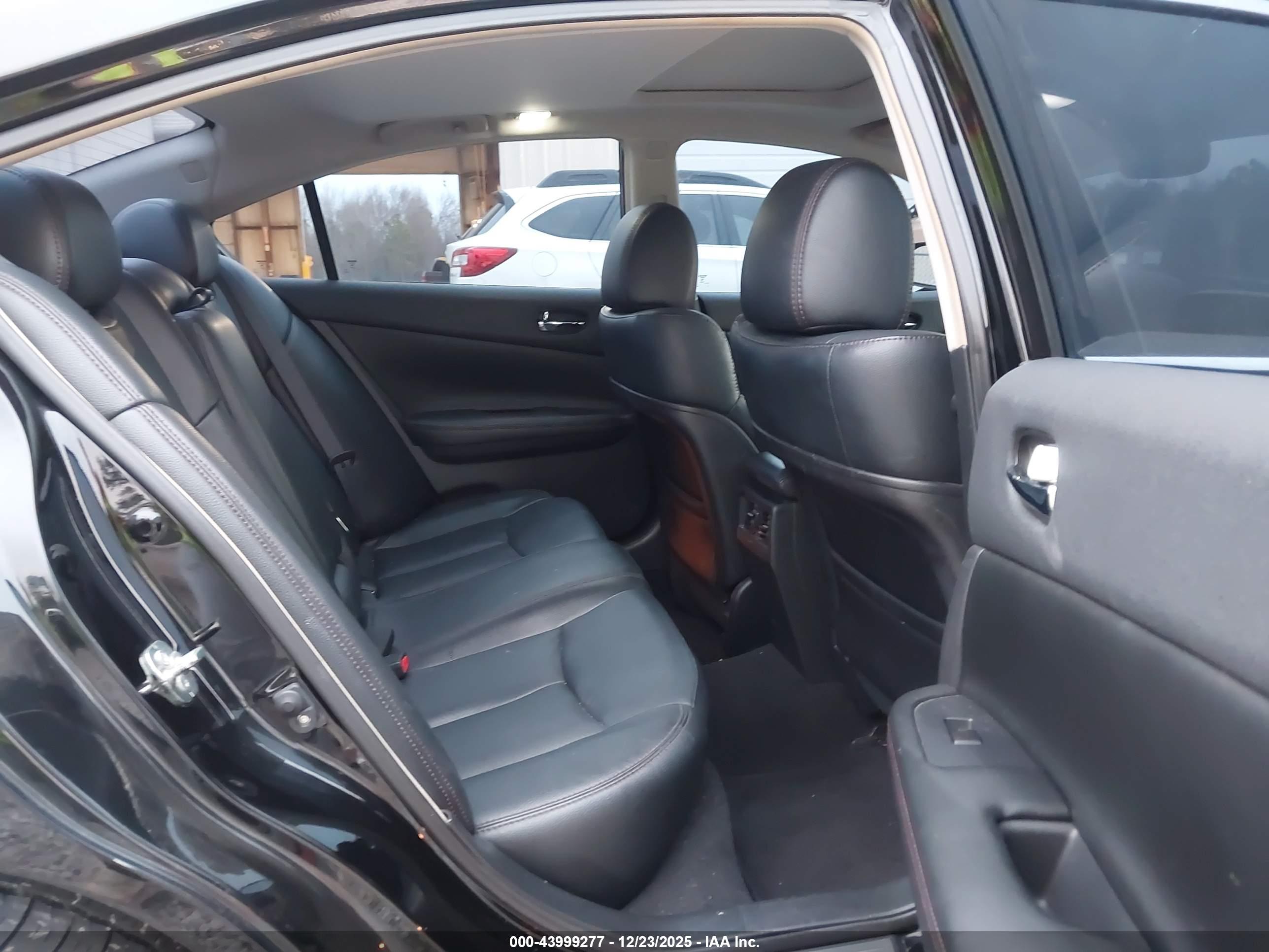 NISSAN MAXIMA image 8