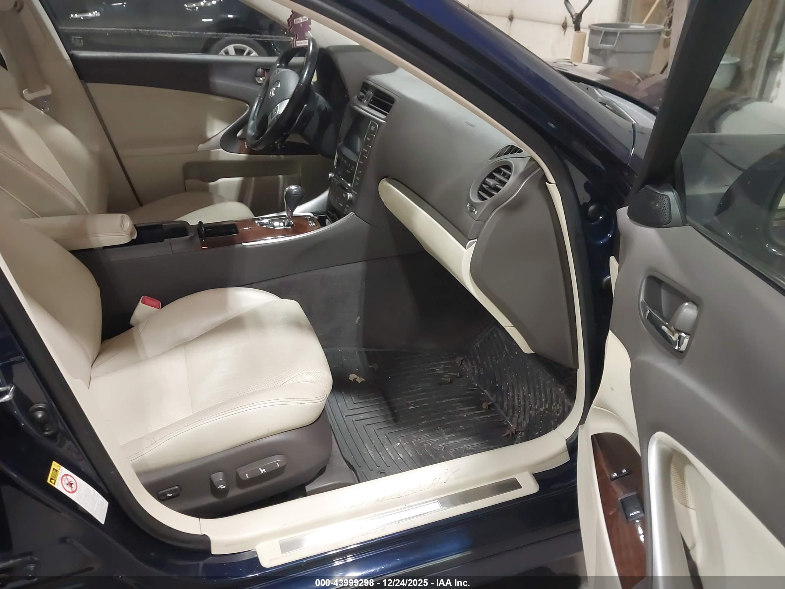 LEXUS IS image 5