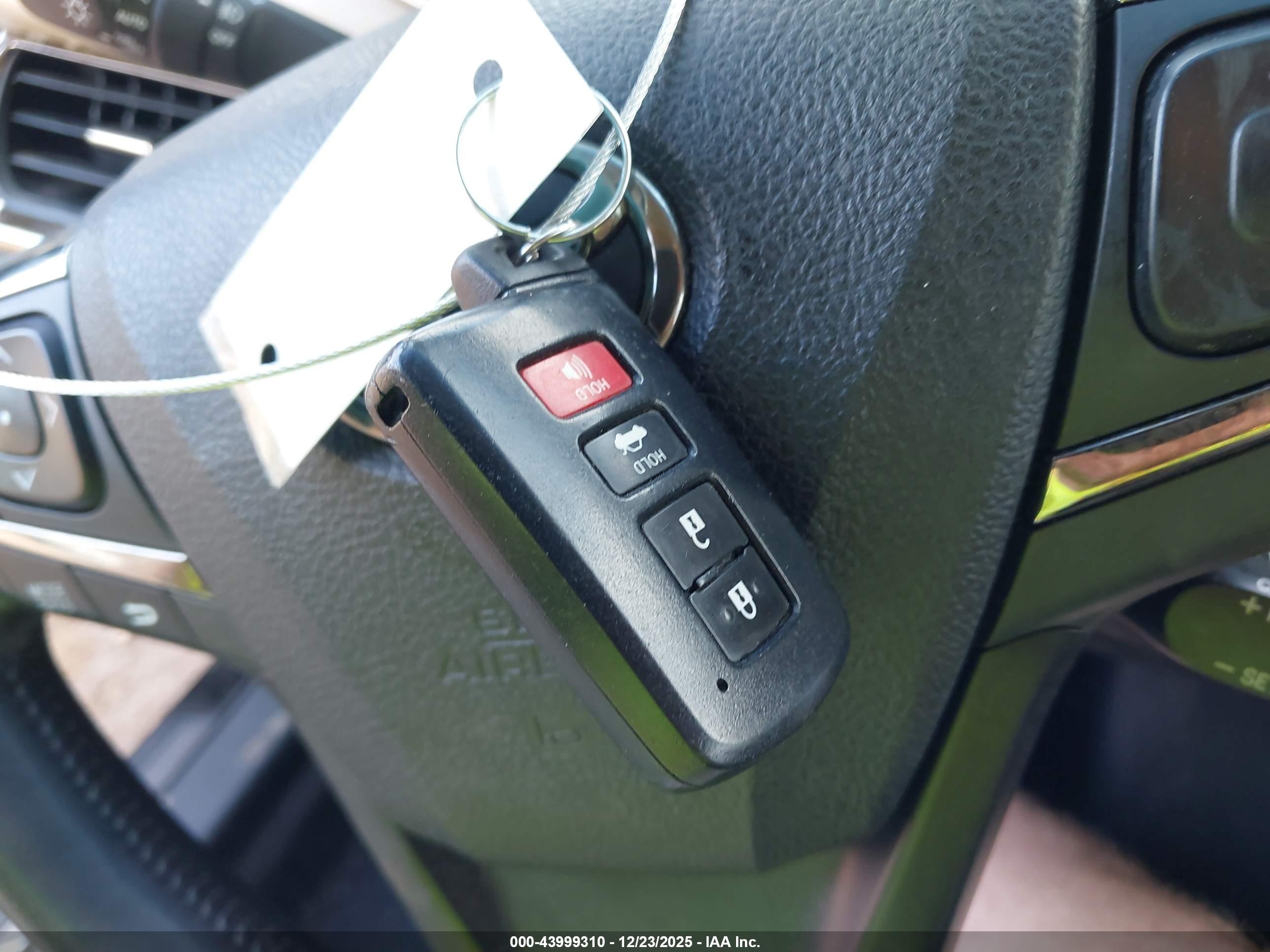 TOYOTA AVALON image 11