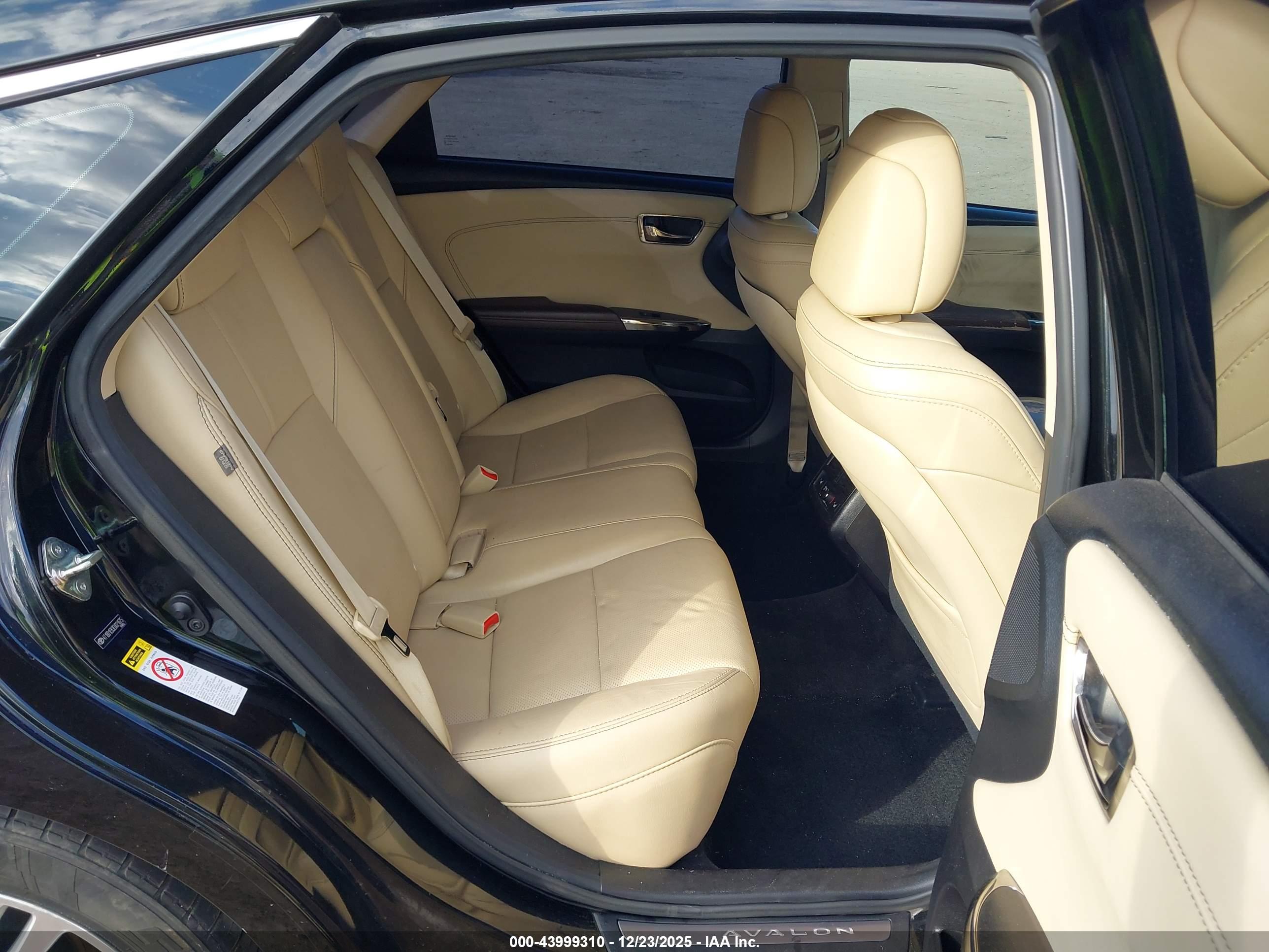 TOYOTA AVALON image 8