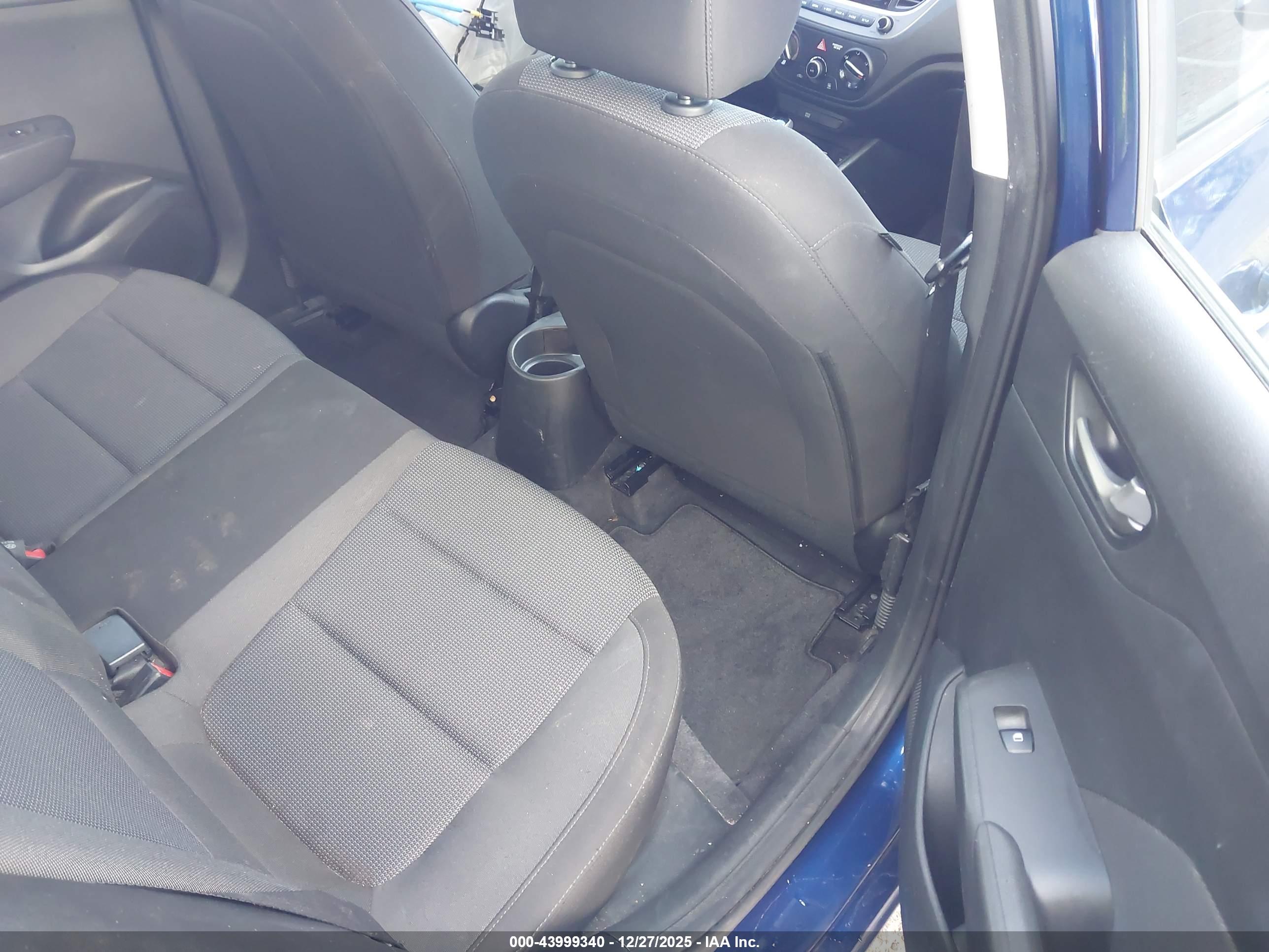 HYUNDAI ACCENT image 8