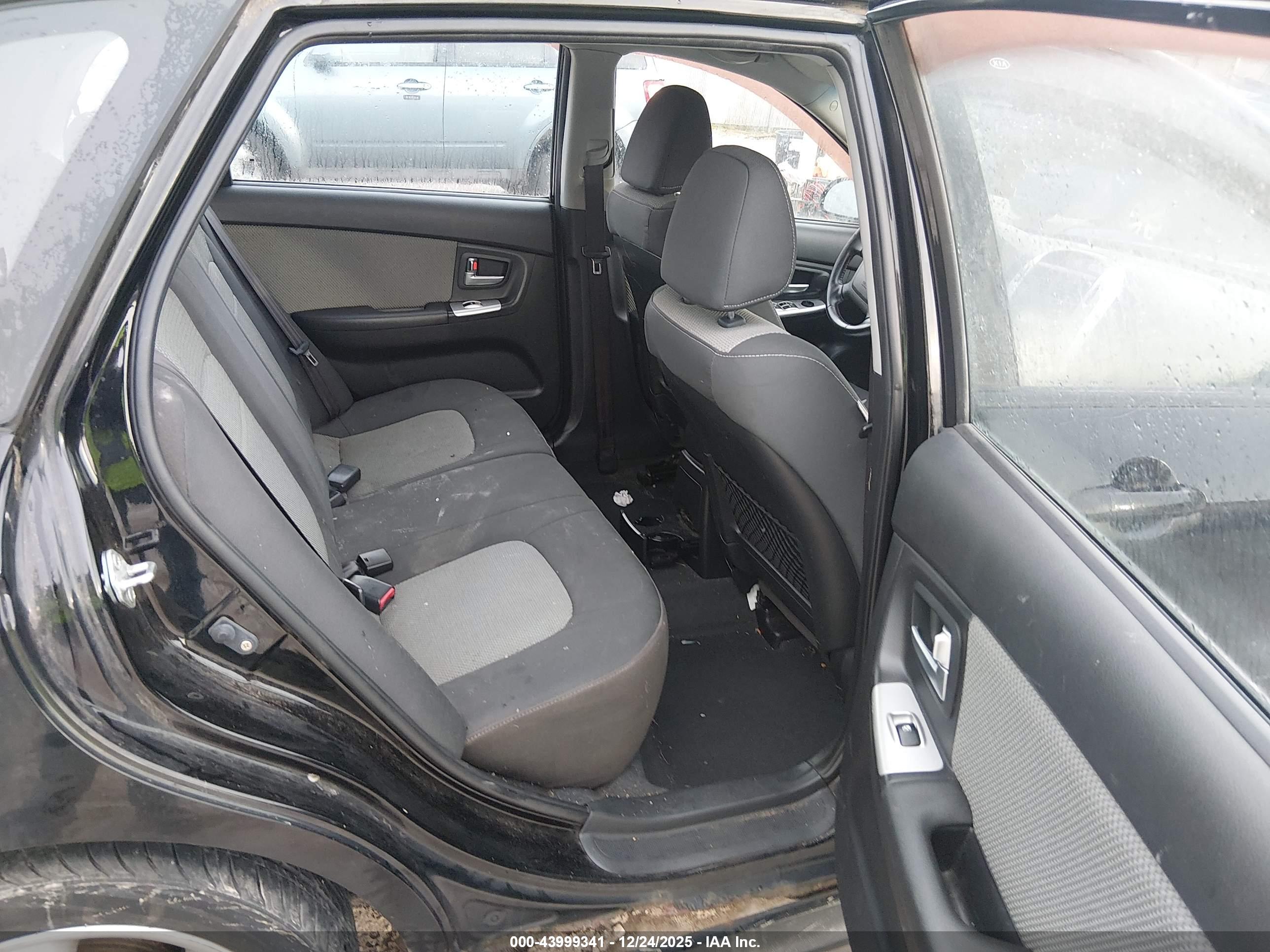 KIA SPECTRA5 image 8
