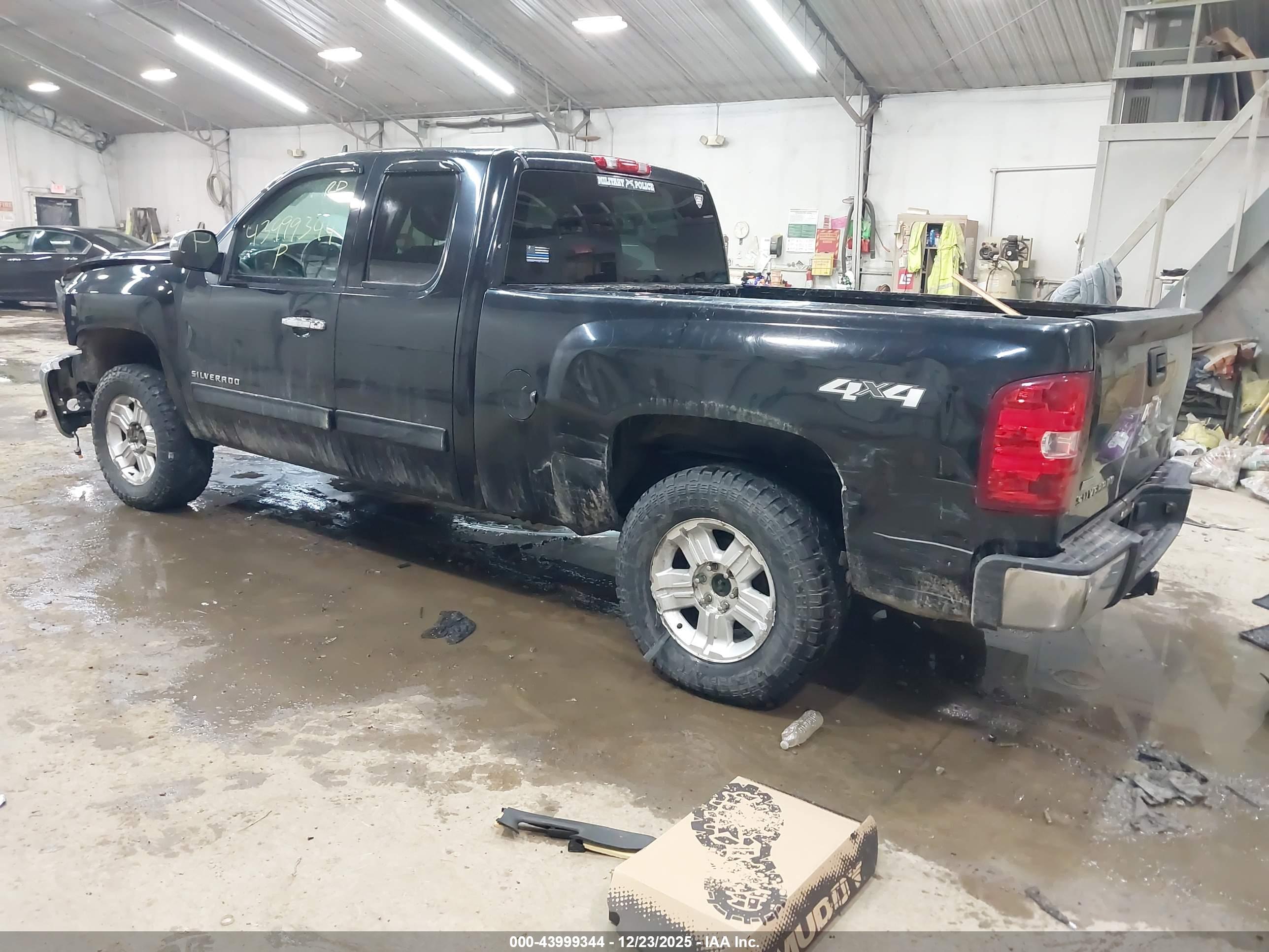 CHEVROLET SILVERADO image 3