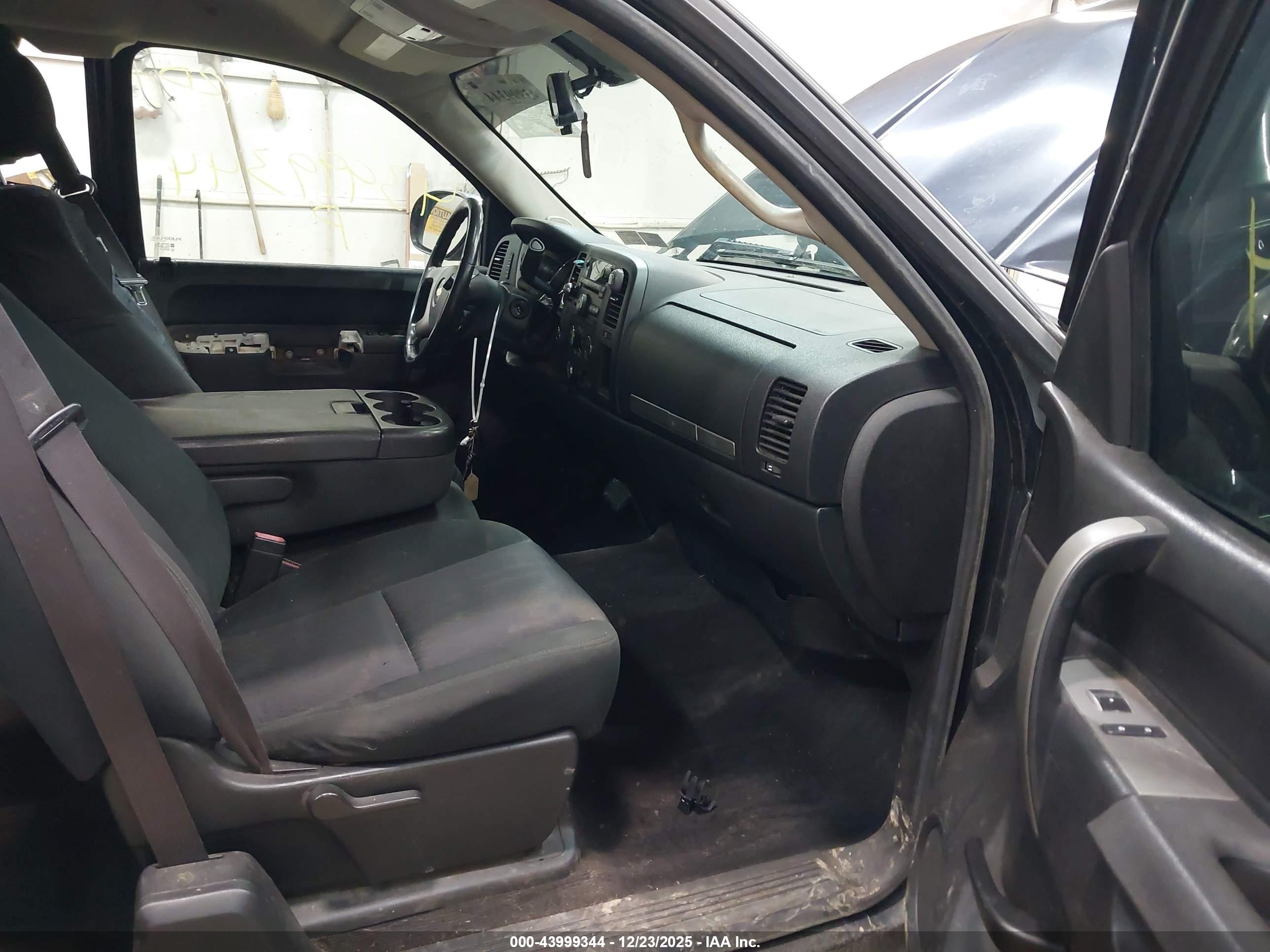 CHEVROLET SILVERADO image 5
