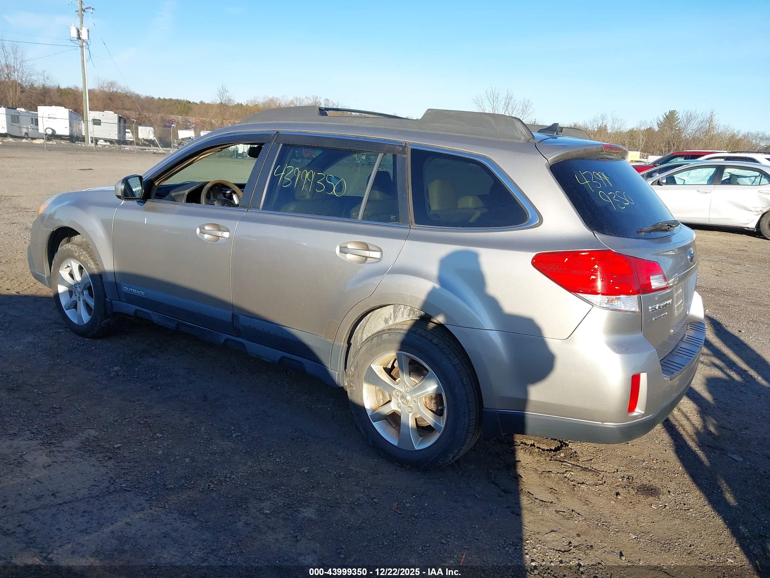 SUBARU OUTBACK image 3
