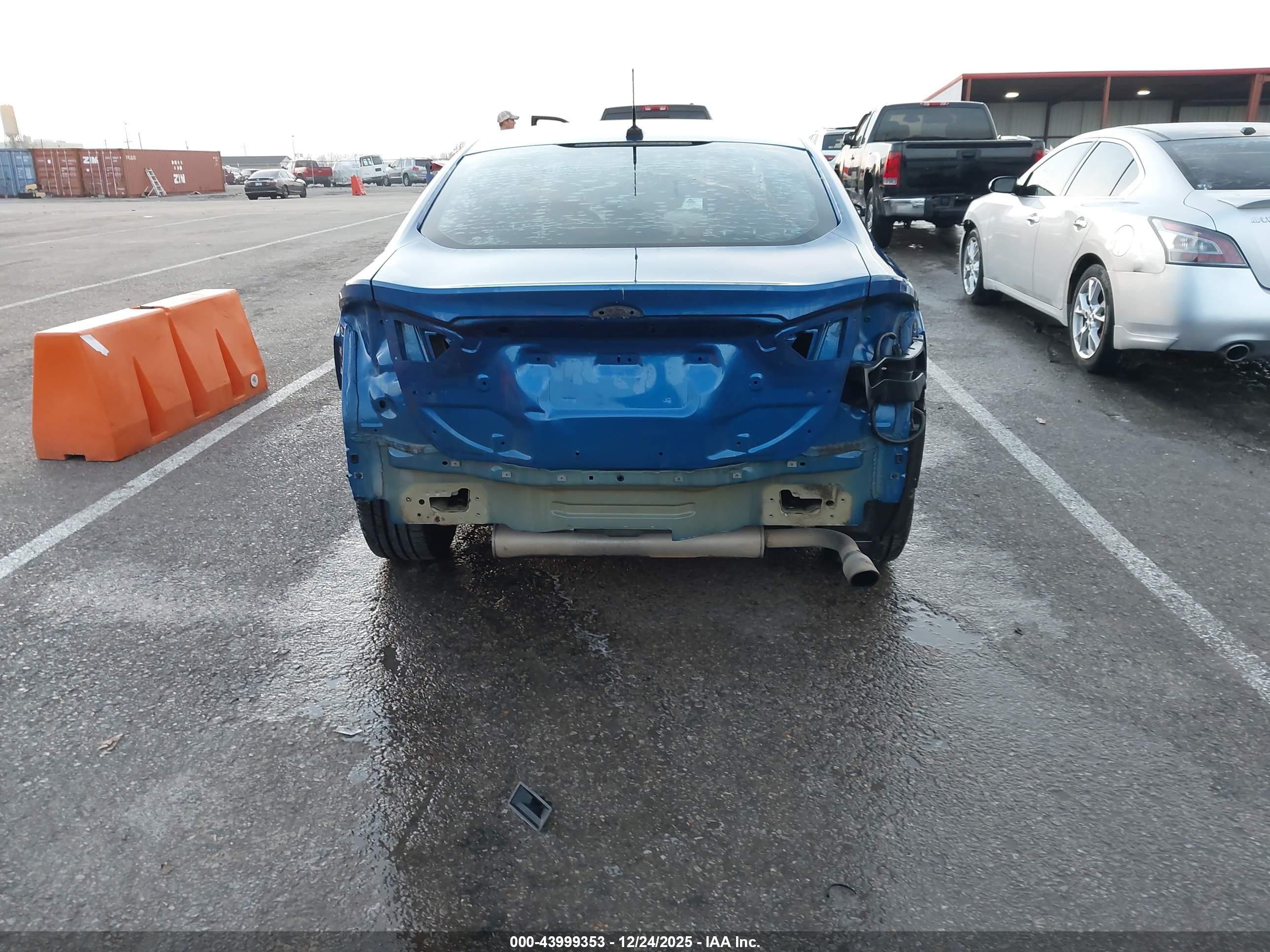 FORD FUSION image 6