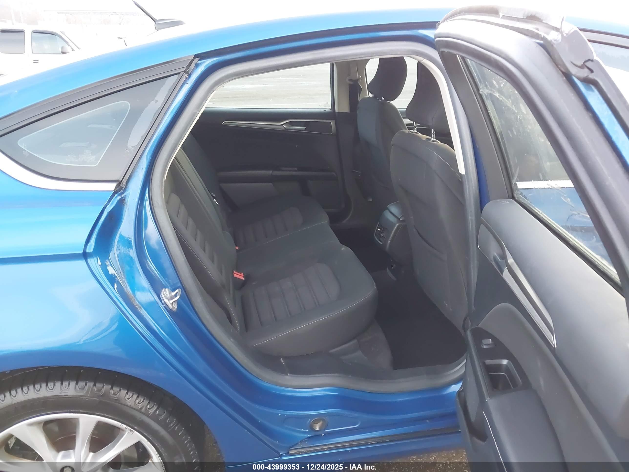 FORD FUSION image 8