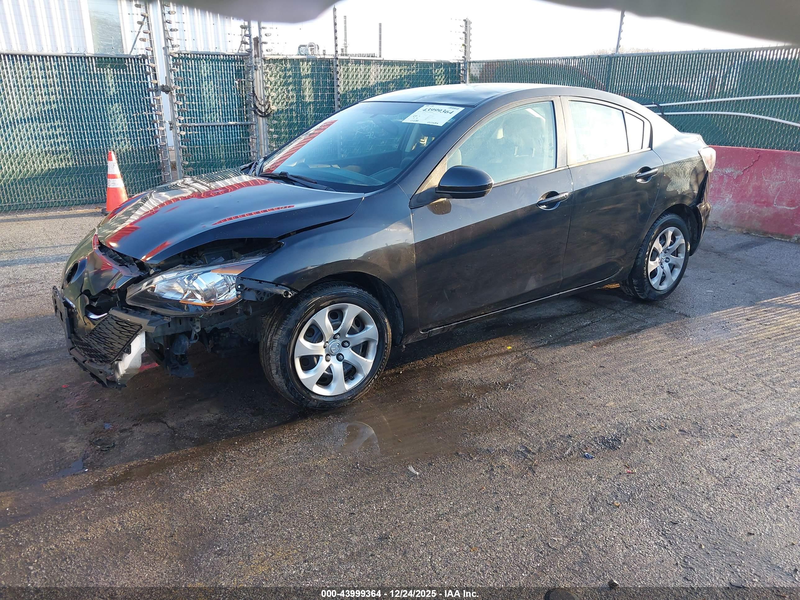 MAZDA MAZDA3 image 2