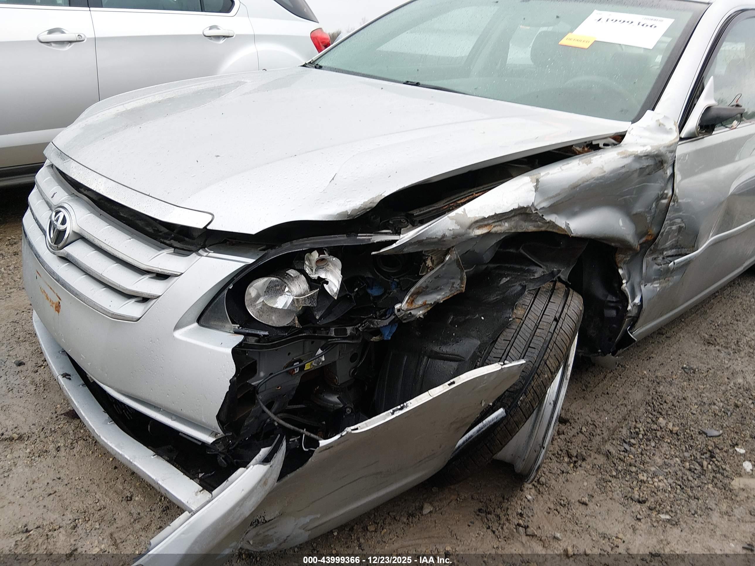 TOYOTA AVALON image 6