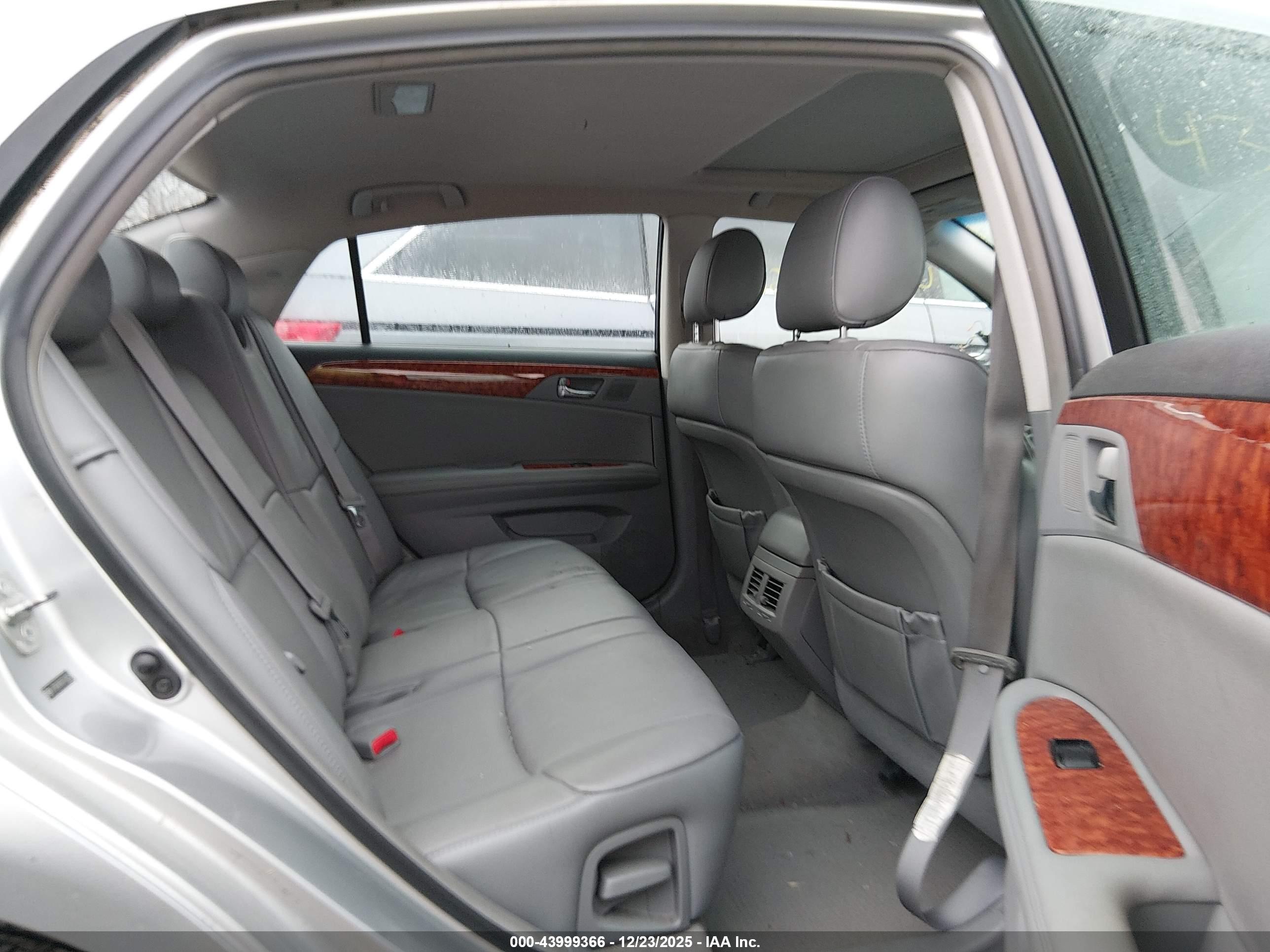 TOYOTA AVALON image 8
