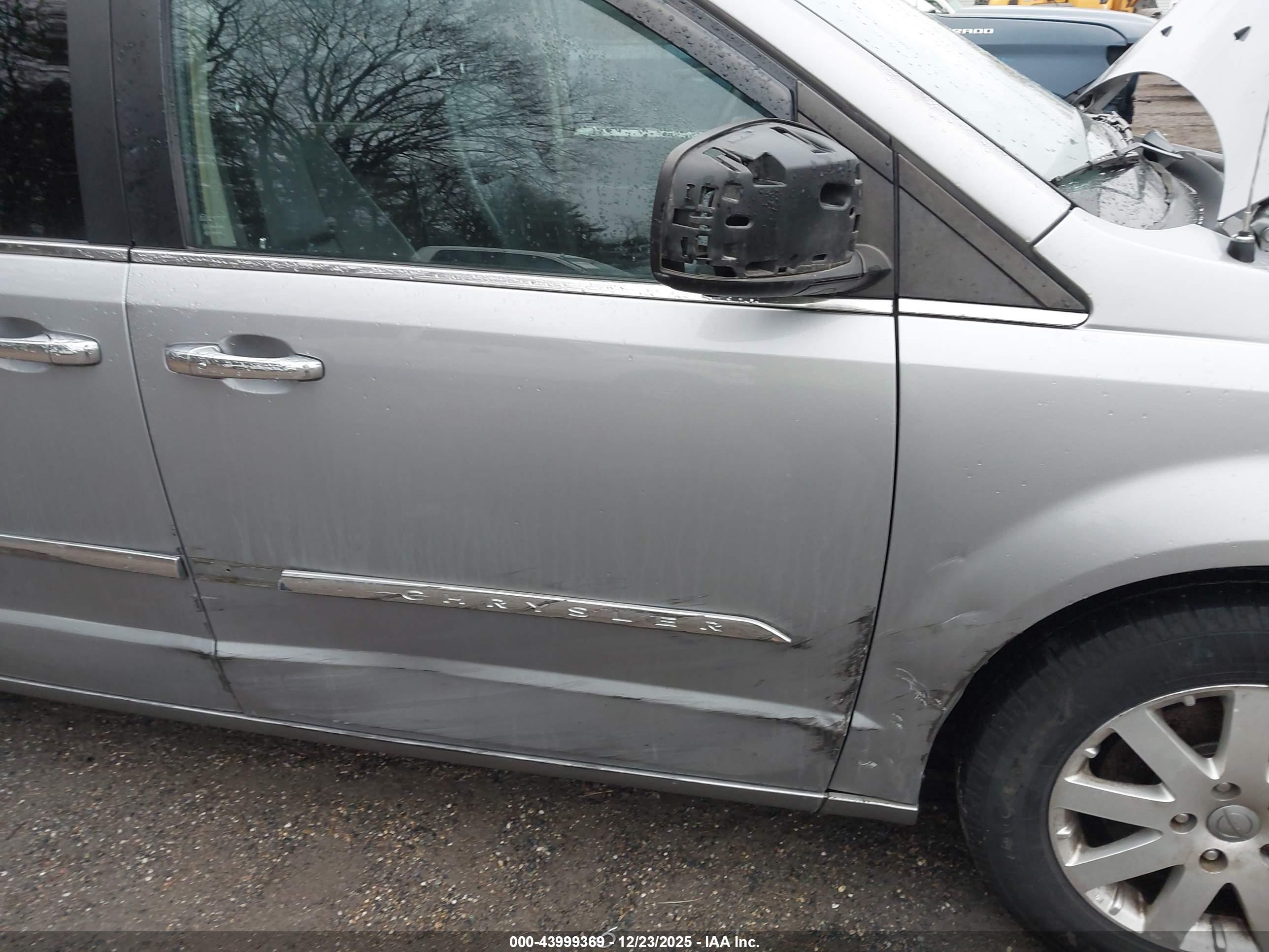 CHRYSLER TOWN image 6