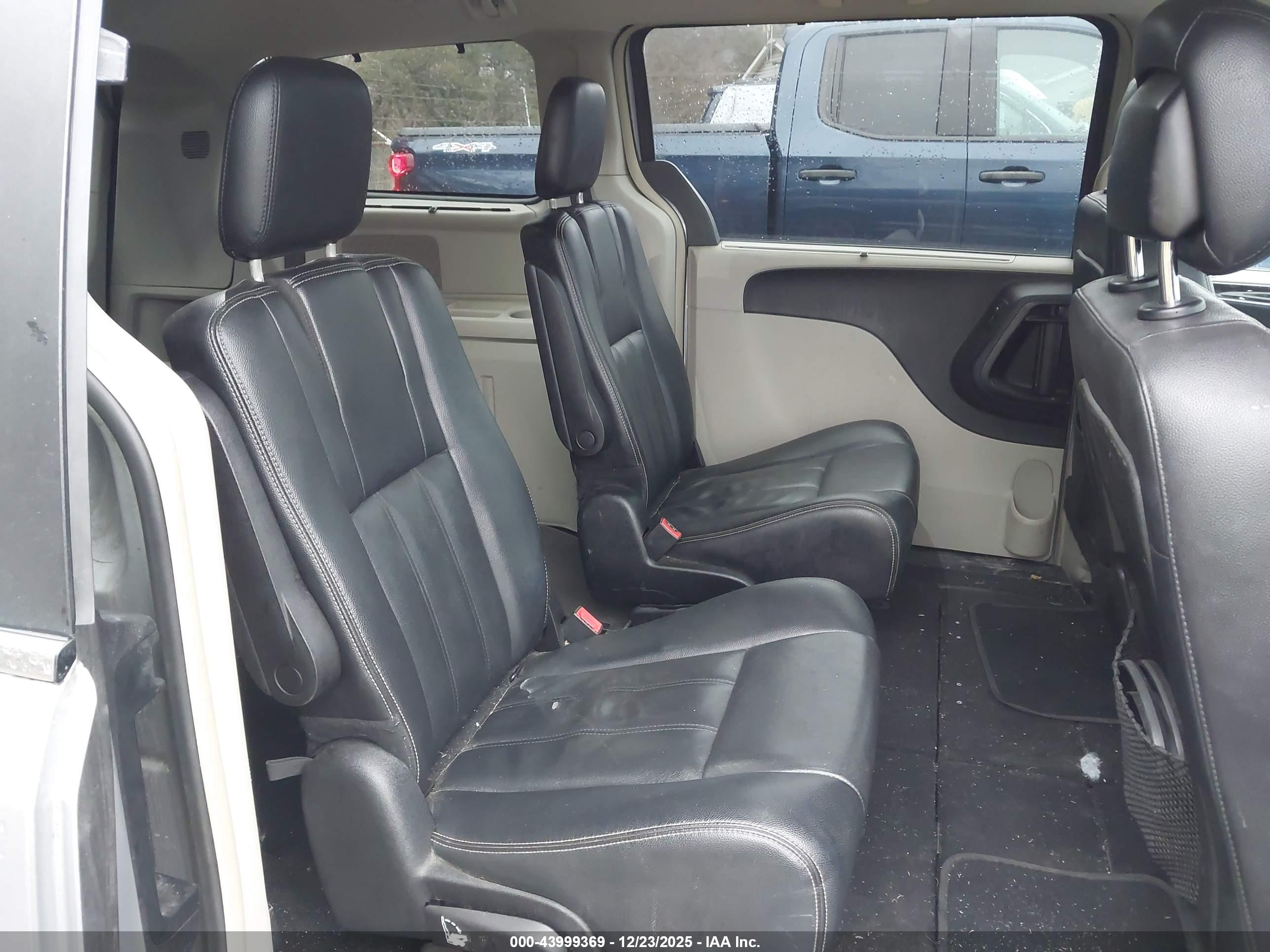 CHRYSLER TOWN image 8