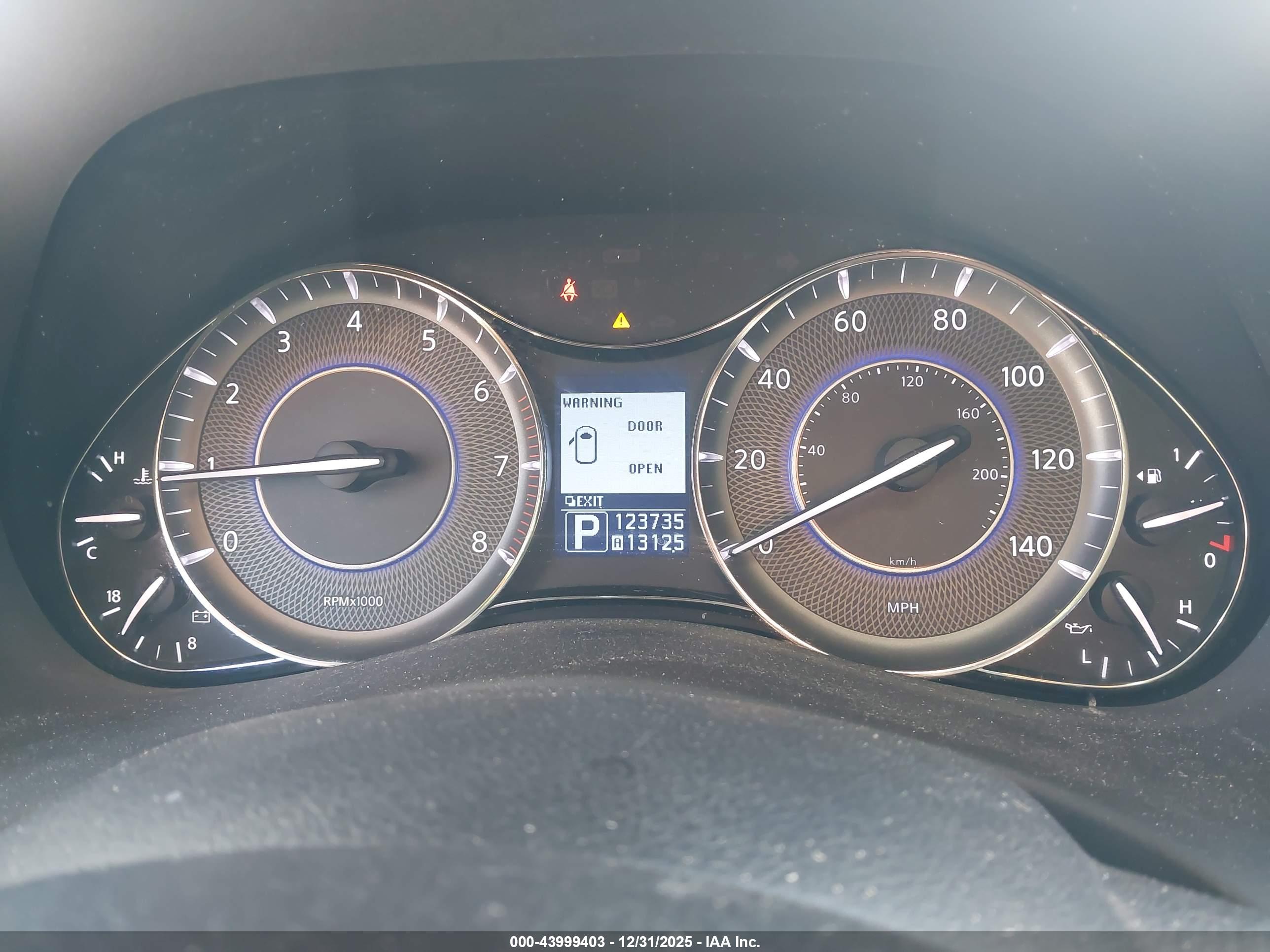 INFINITI QX56 image 7