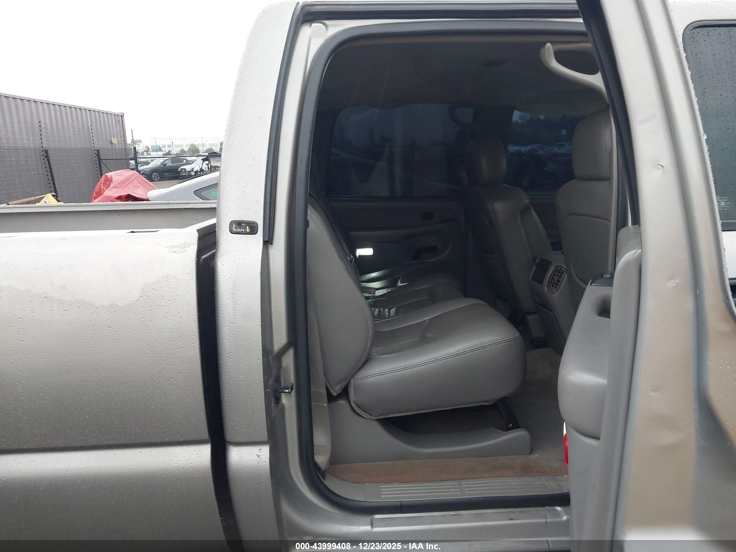 CHEVROLET SILVERADO image 8