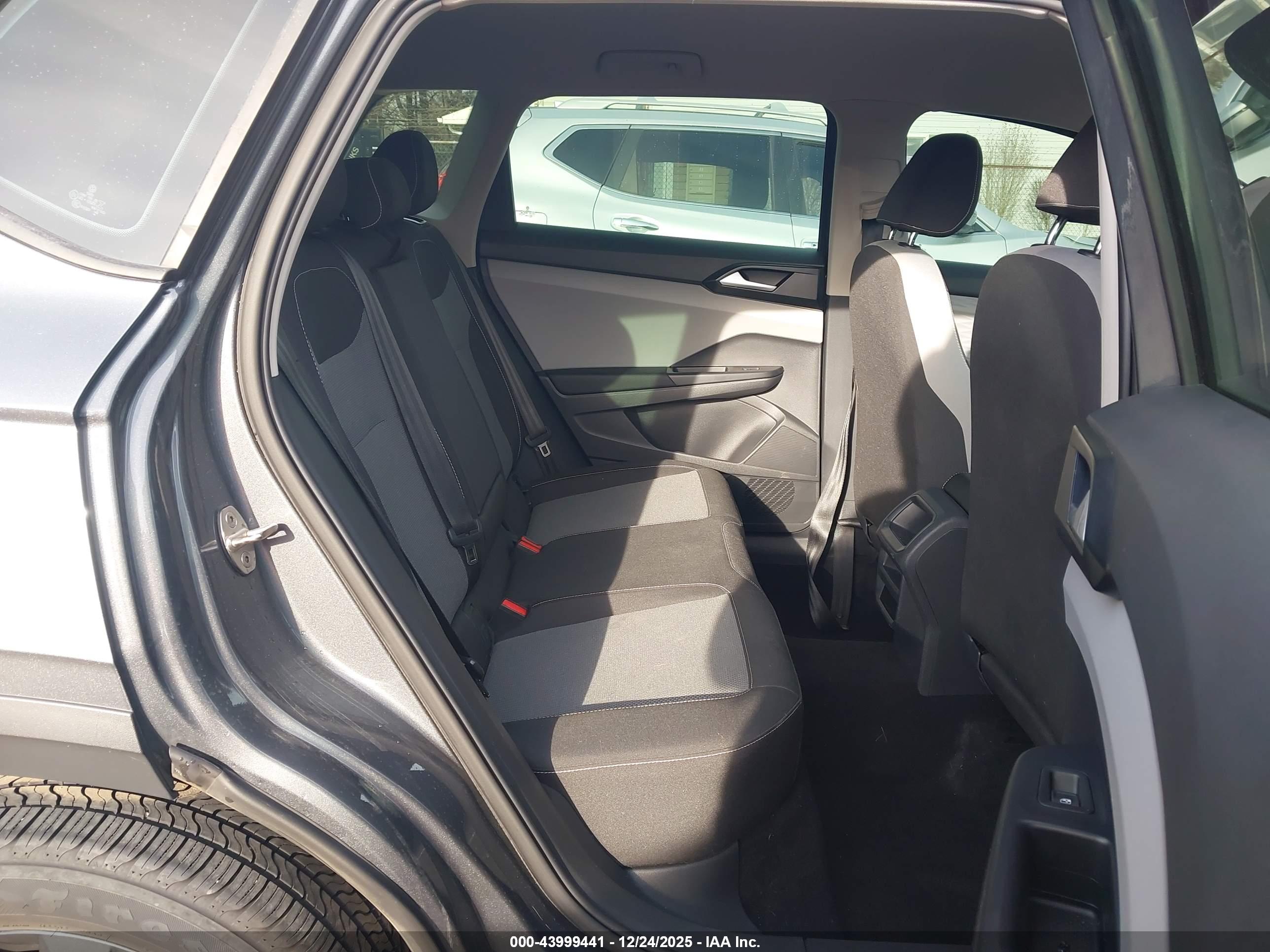VOLKSWAGEN TAOS image 8