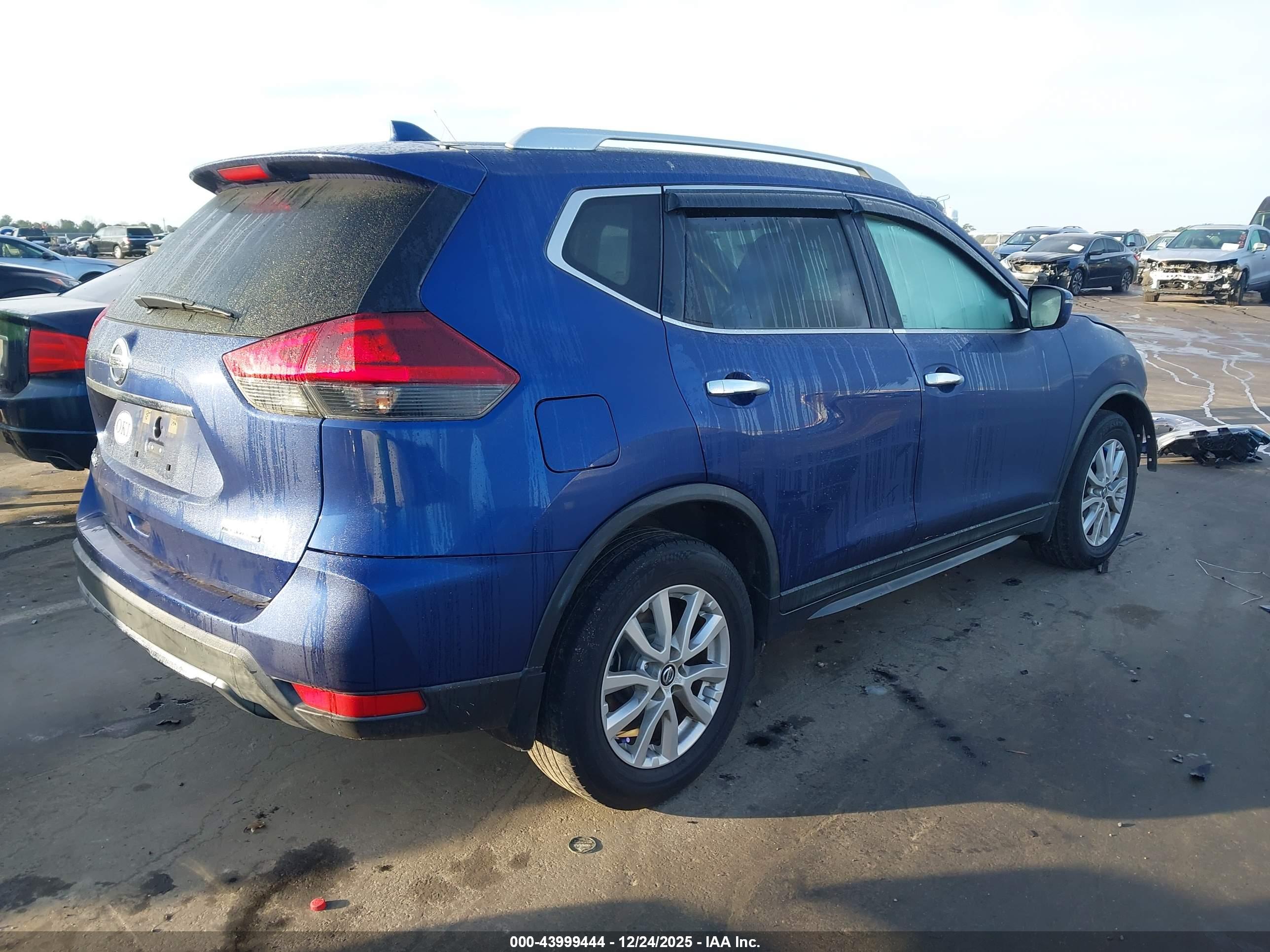 NISSAN ROGUE image 4