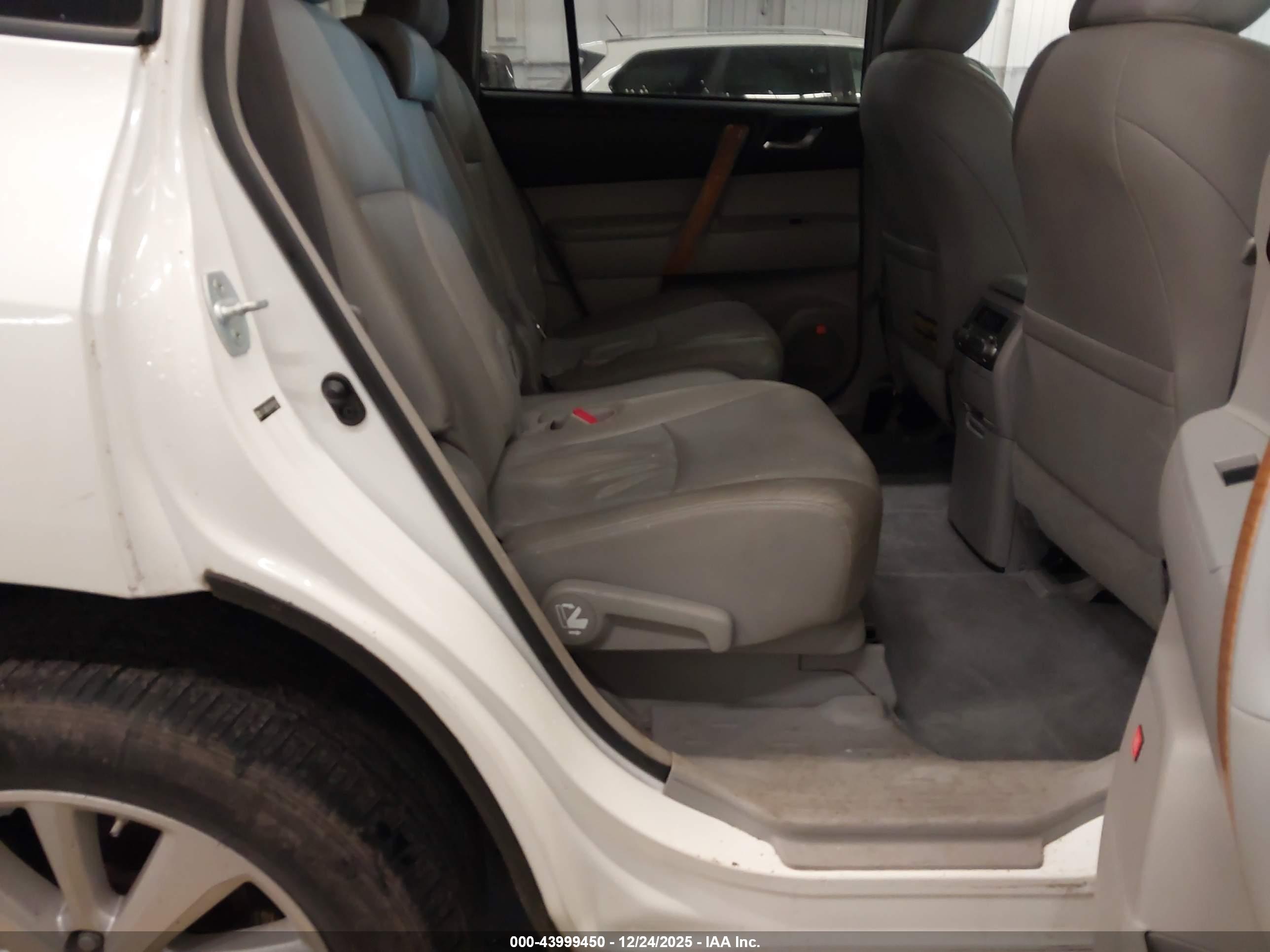 TOYOTA HIGHLANDER image 8