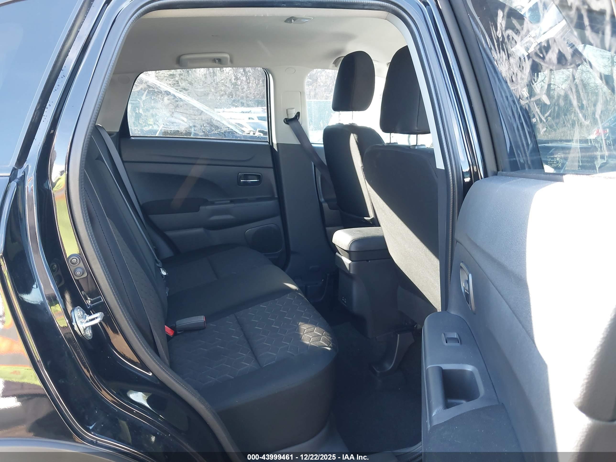 MITSUBISHI OUTLANDER image 8
