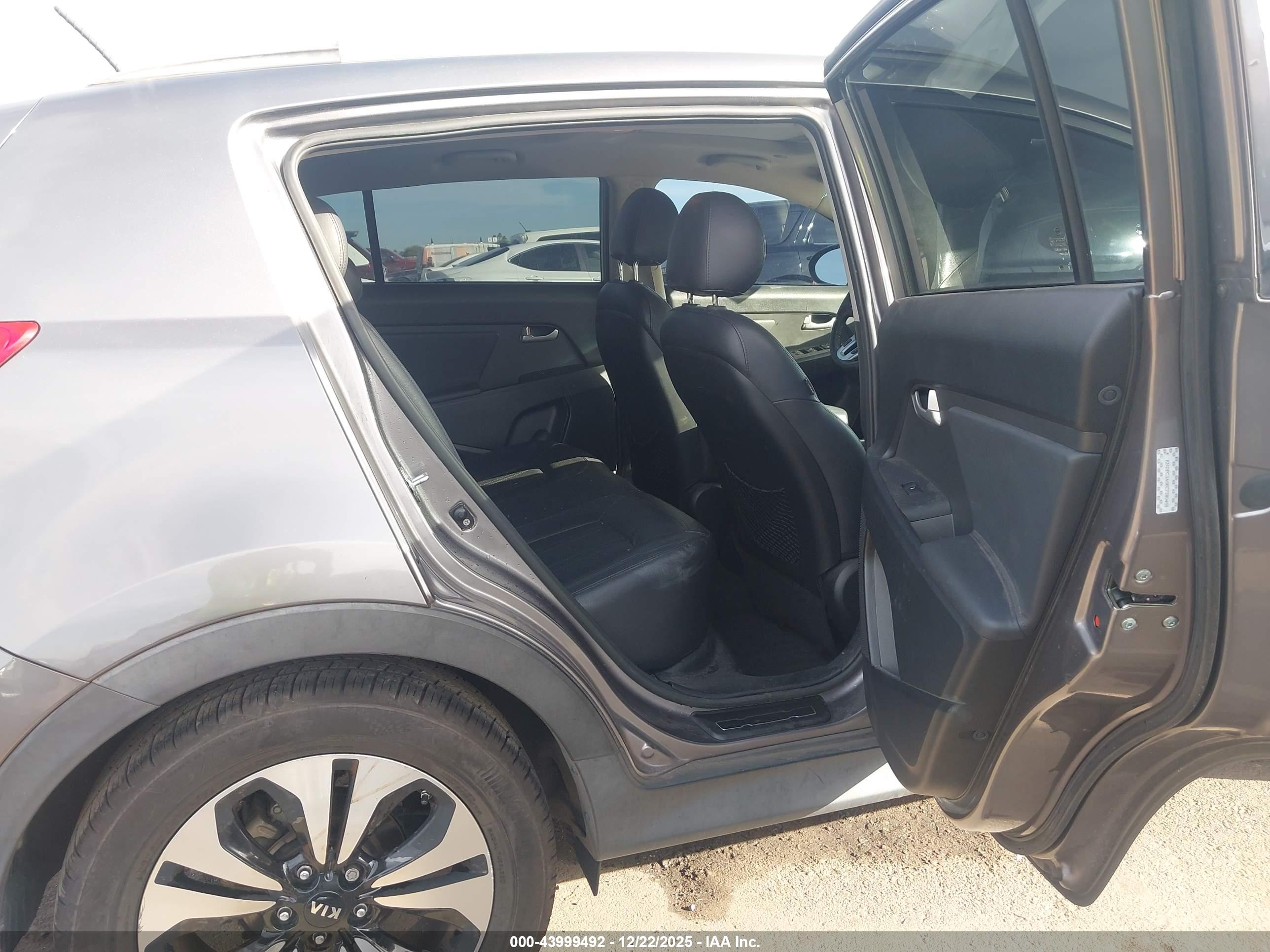 KIA SPORTAGE image 8