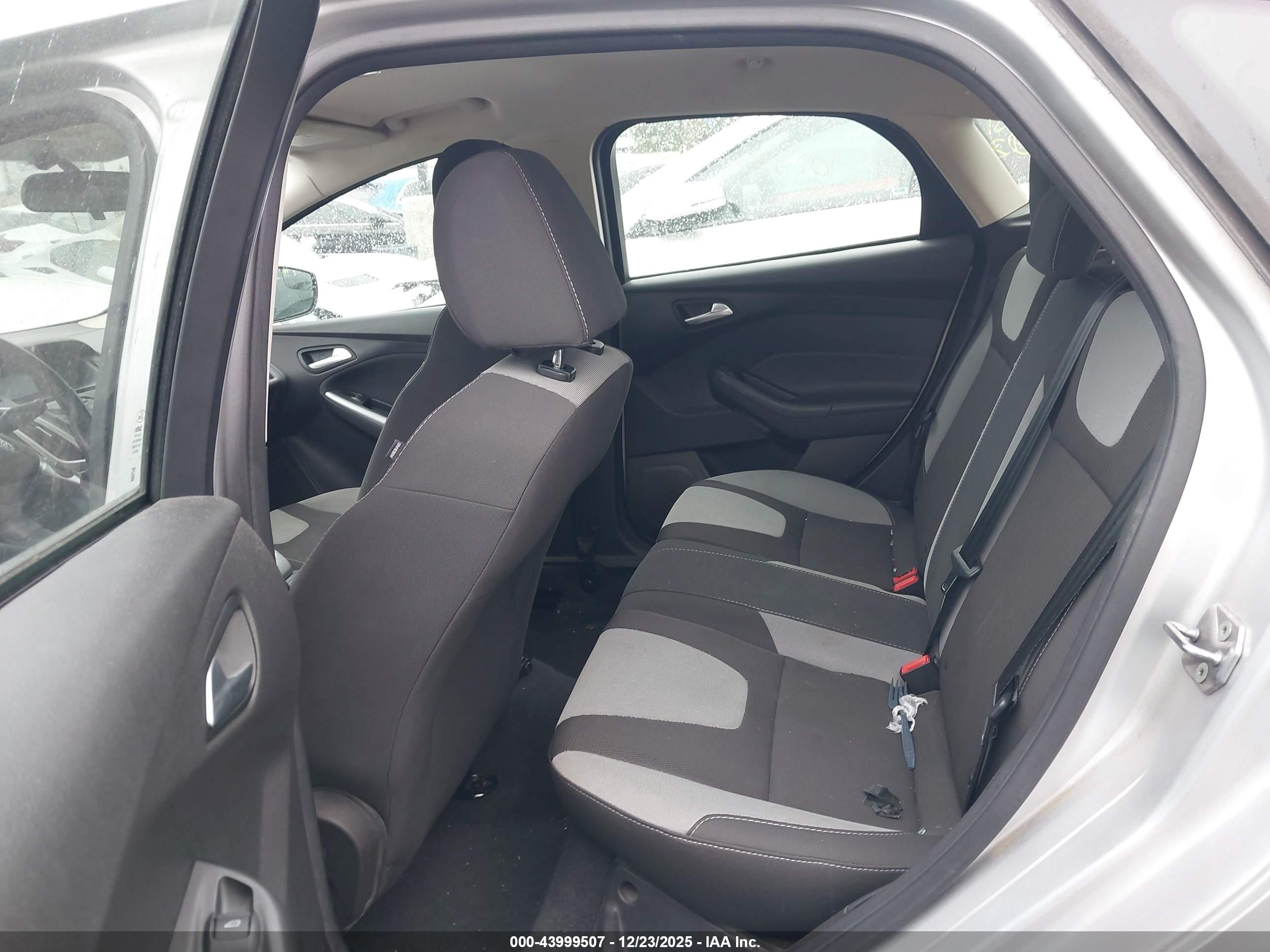 FORD FOCUS image 8