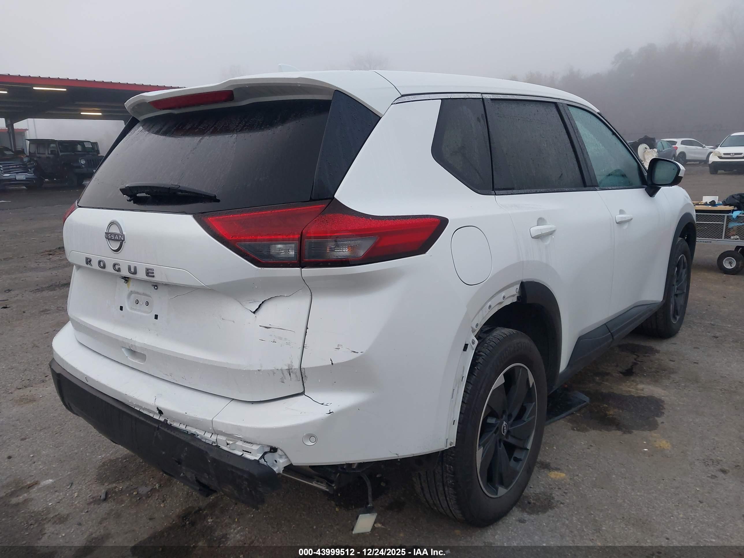 NISSAN ROGUE image 4