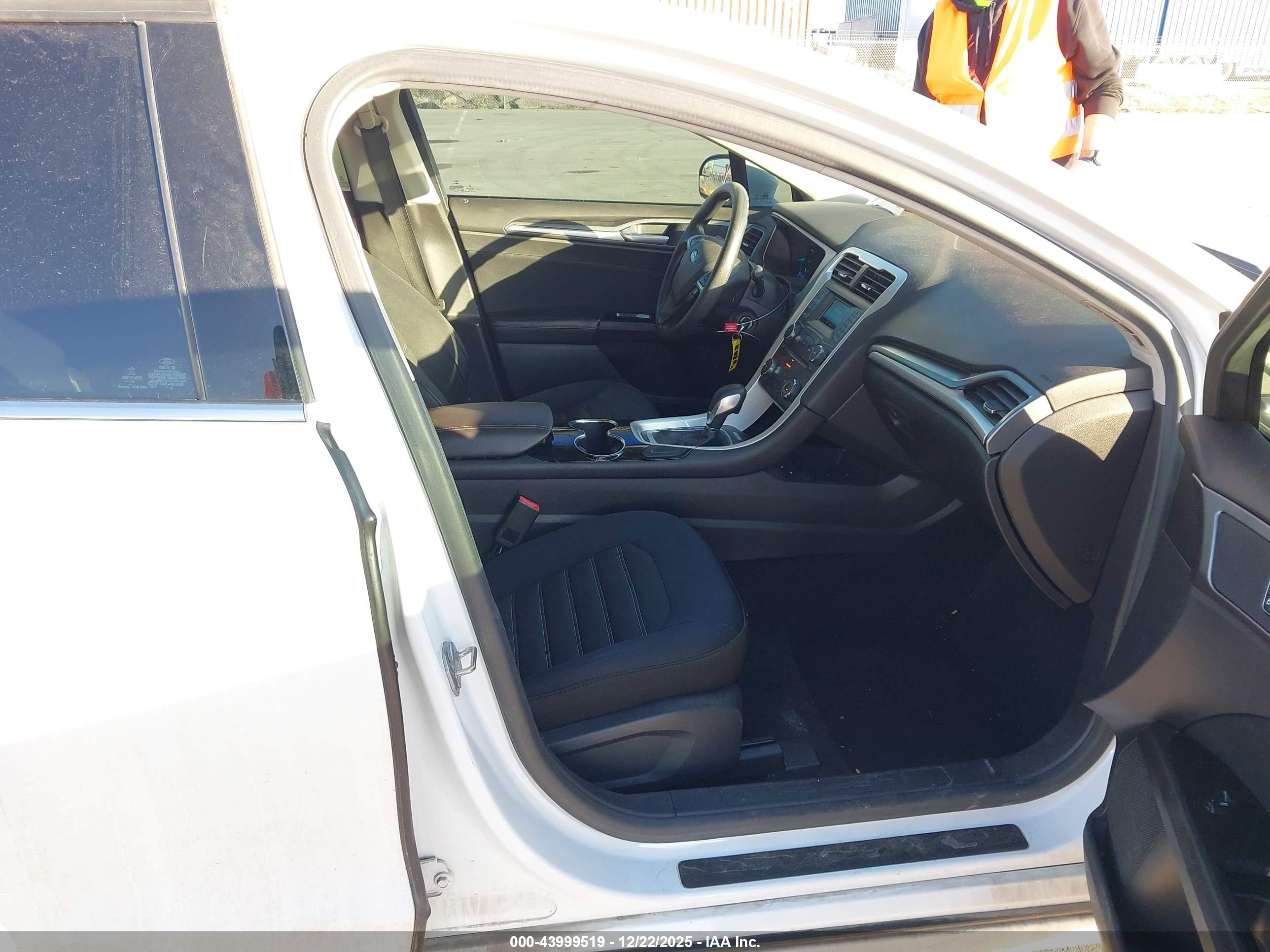 FORD FUSION image 5