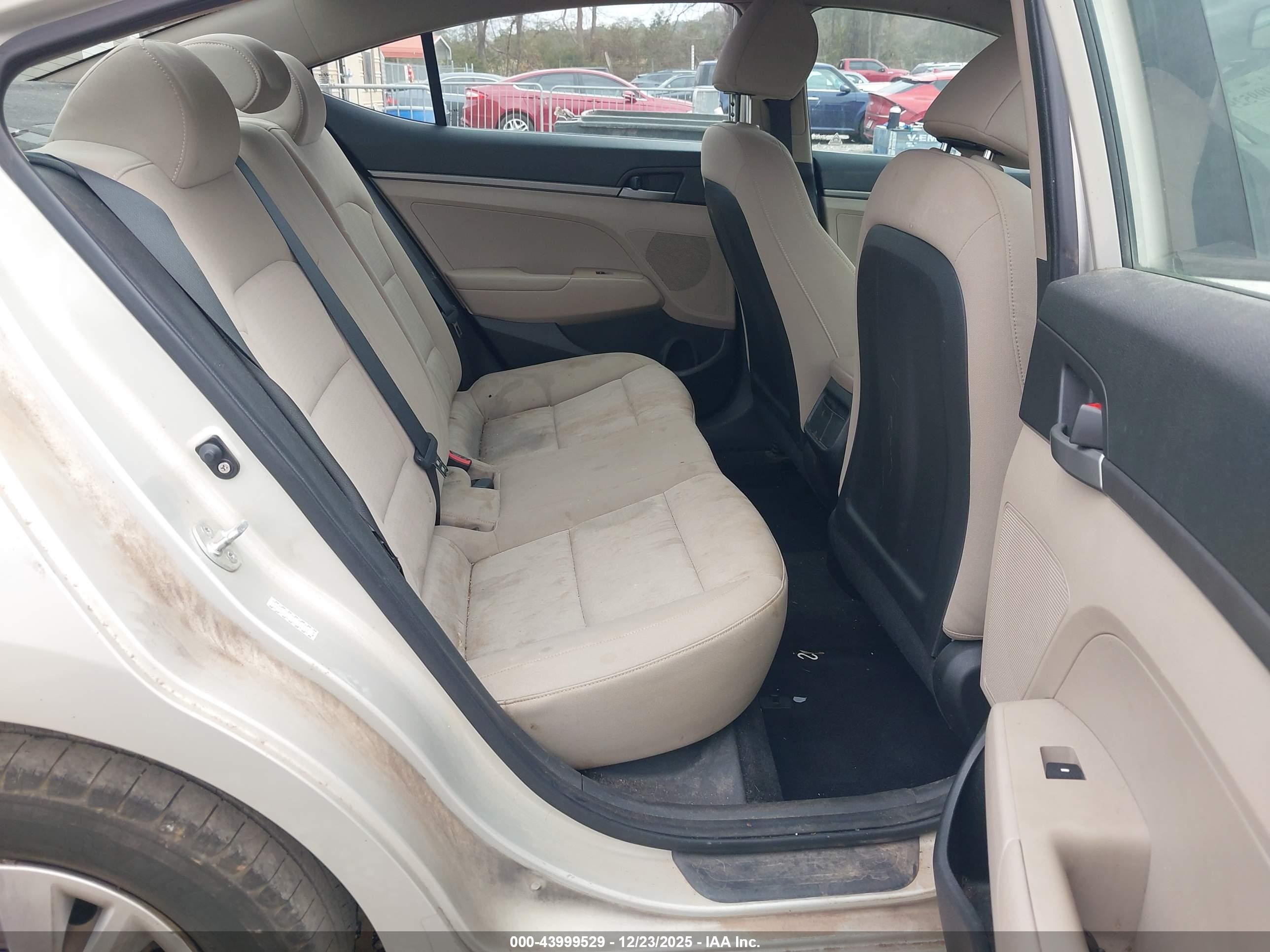 HYUNDAI ELANTRA image 8