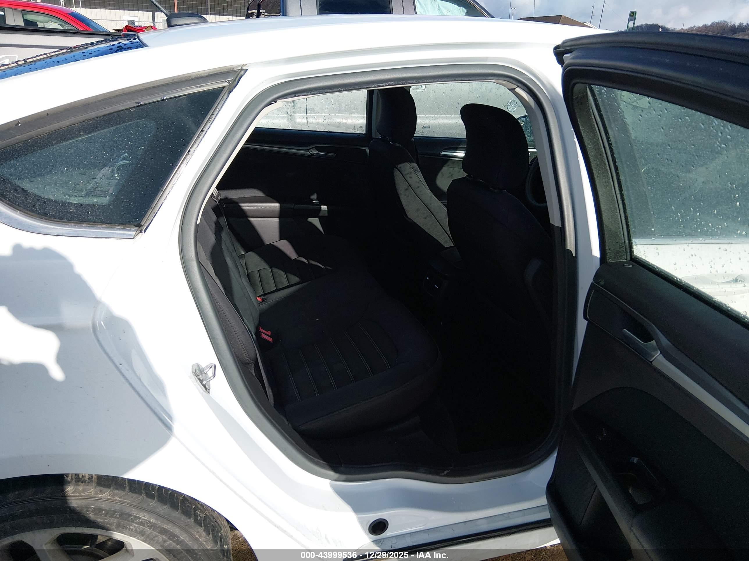 FORD FUSION image 8