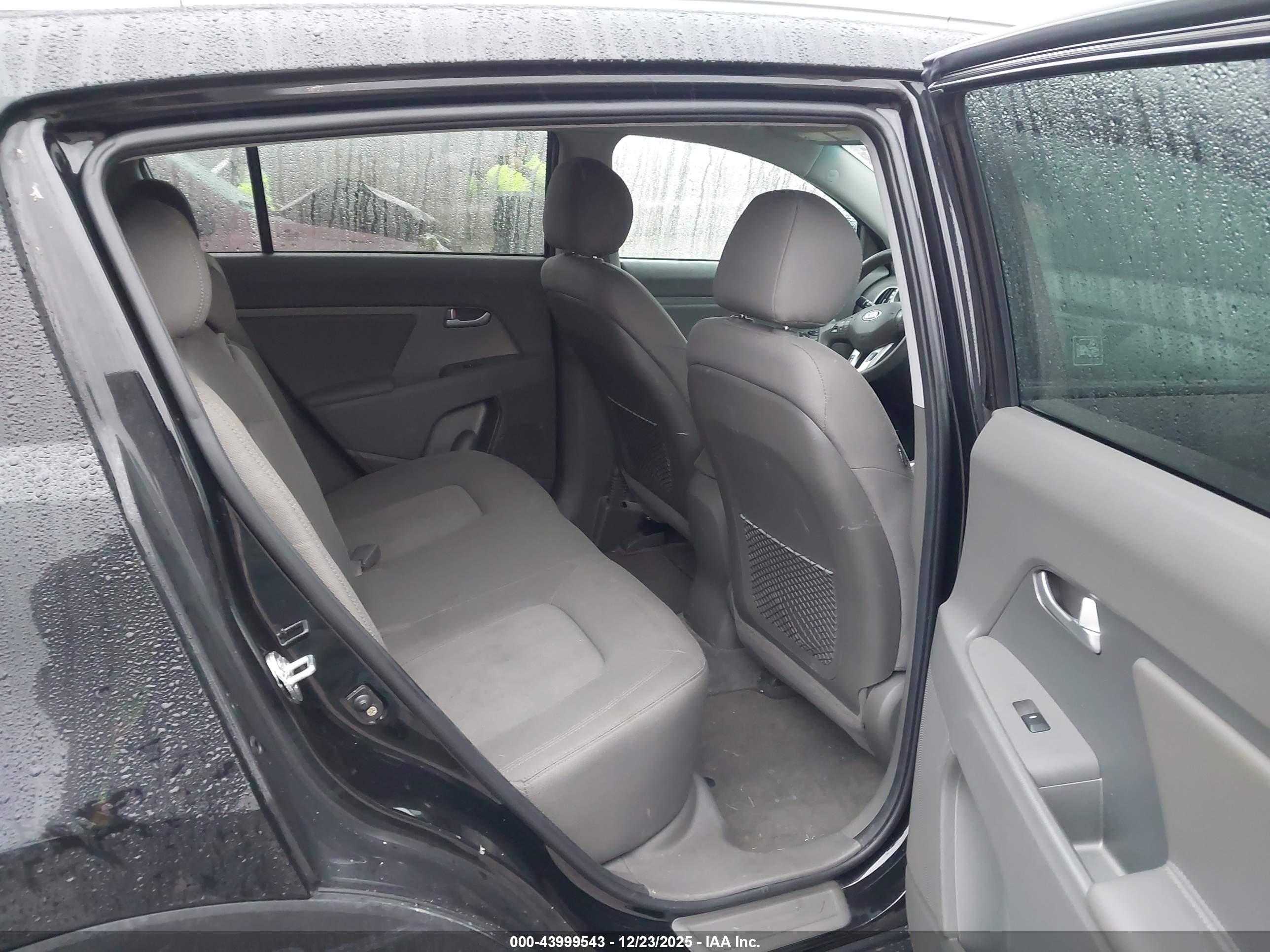 KIA SPORTAGE image 8